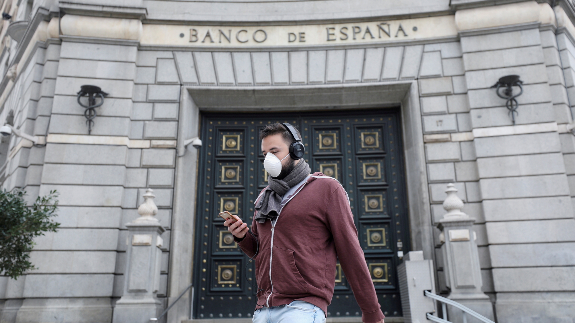 Mann mit Mundschutz vor Bank in Barcelona | REUTERS