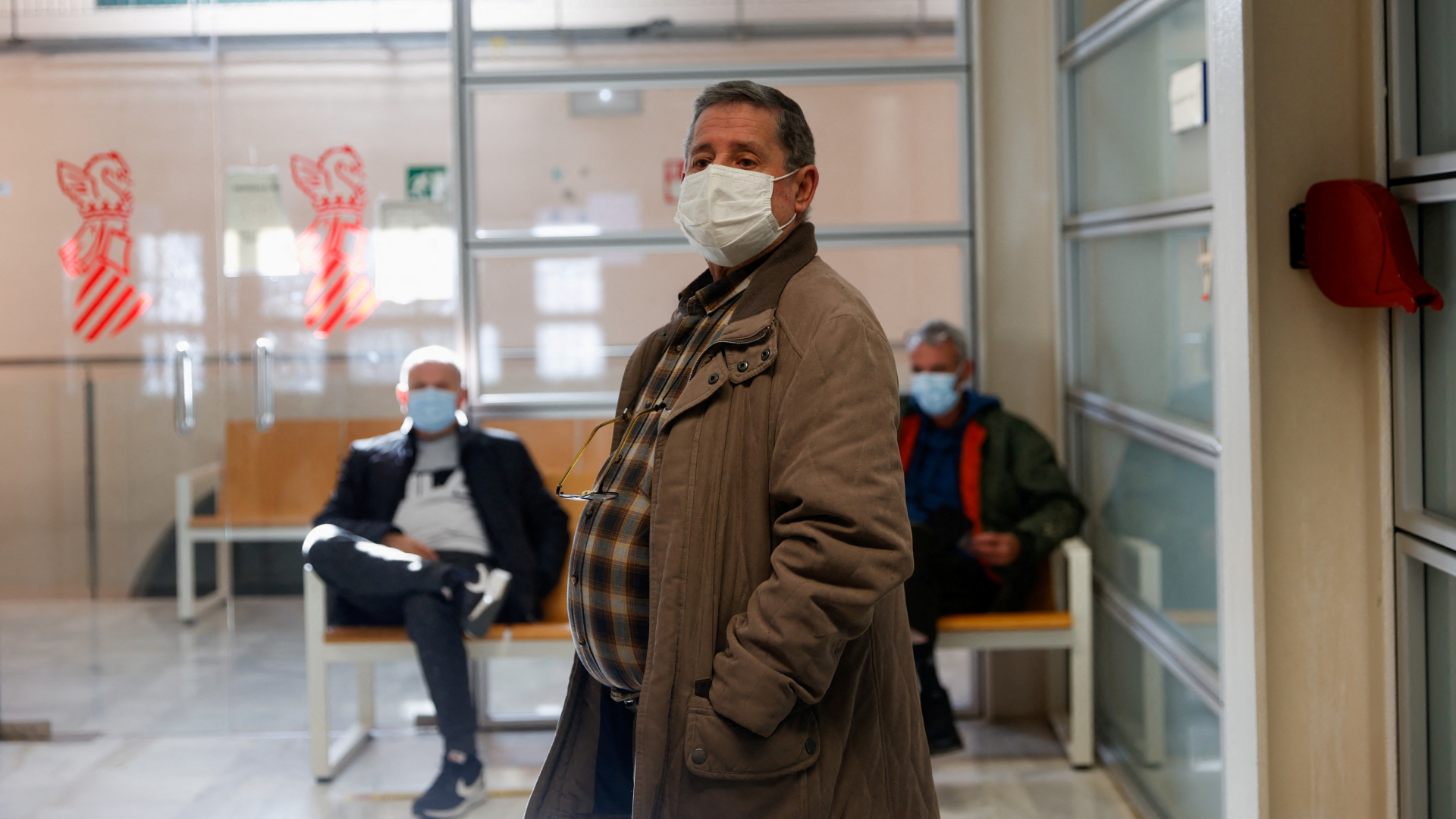Menschen tragen Masken in einem Gesundheitszentrum in Valencia.