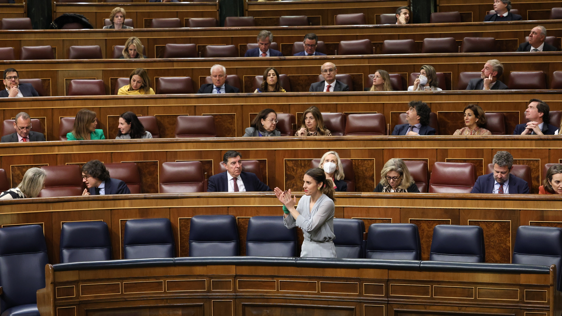 Irene Montero, Gleichstellungsministerin von Spanien, applaudiert während einer Plenarsitzung im Abgeordnetenhaus in Madrid.  | dpa