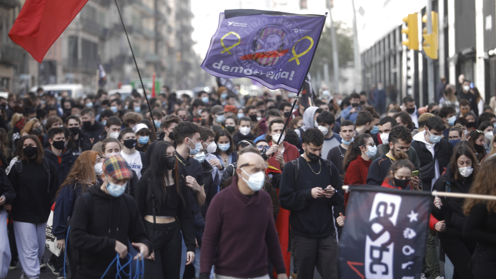 Demonstranten in Barcelona protestieren gegen die Inhaftierung des Rappers Pablo Hasél.  | dpa