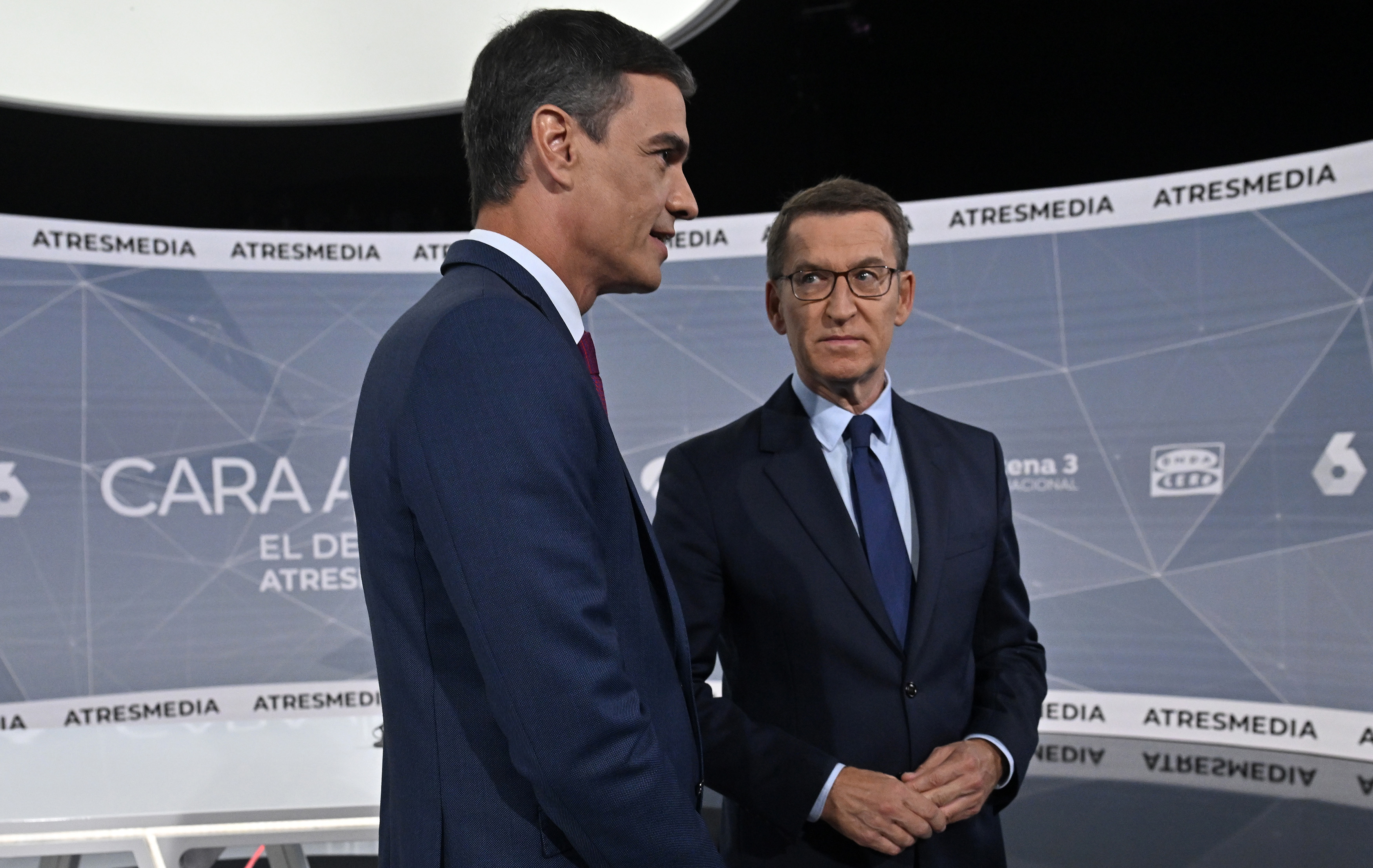 Der Vorsitzende der Sozialistischen Partei und Premierminister Pedro Sanchez der Vorsitzende der Volkspartei Alberto Nunez Feijoo vor einem Fernsehduell