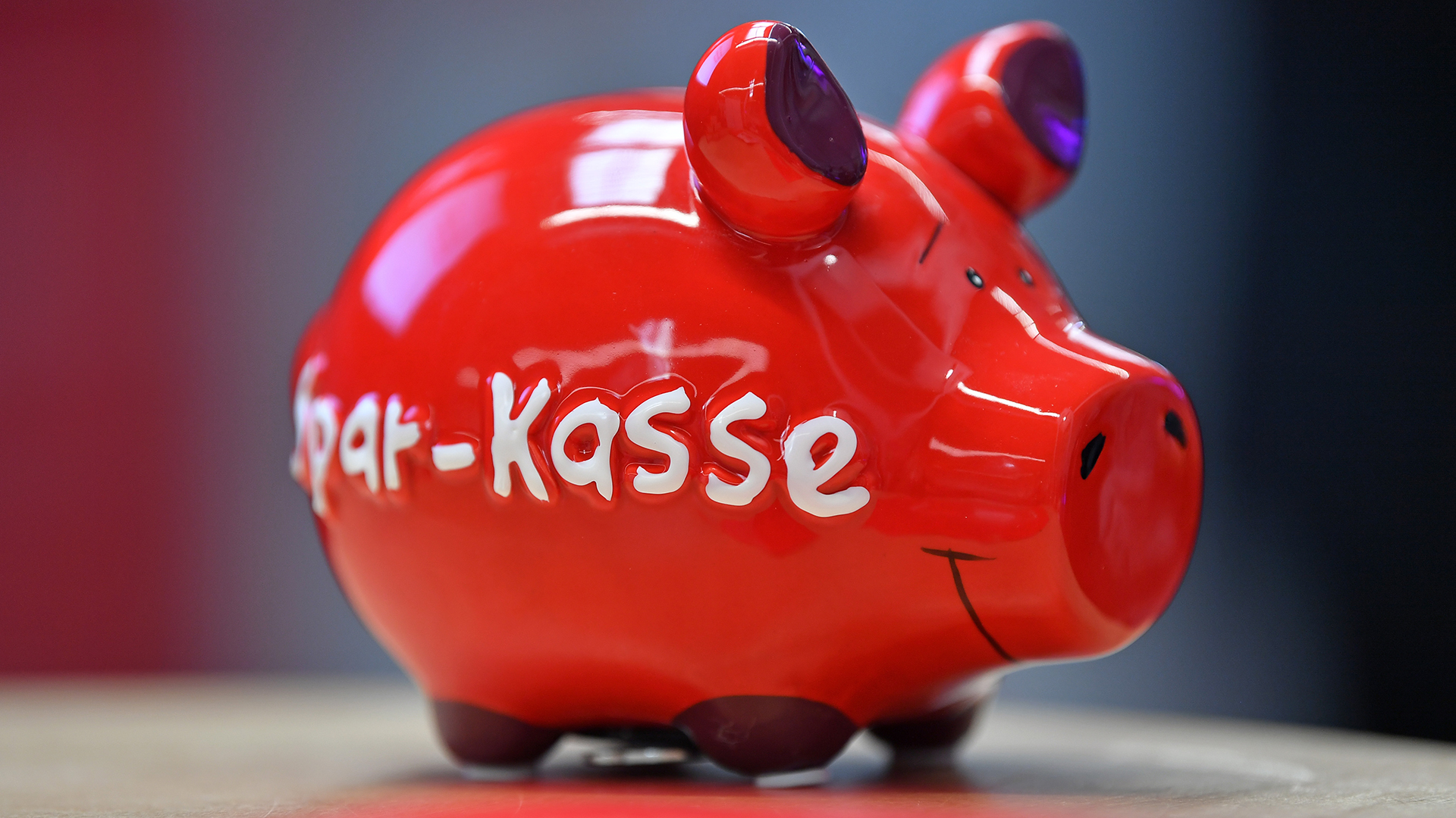 Rotes Sparschwein mit der Aufschrift Spar-Kasse | picture alliance/dpa/dpa-Zentral