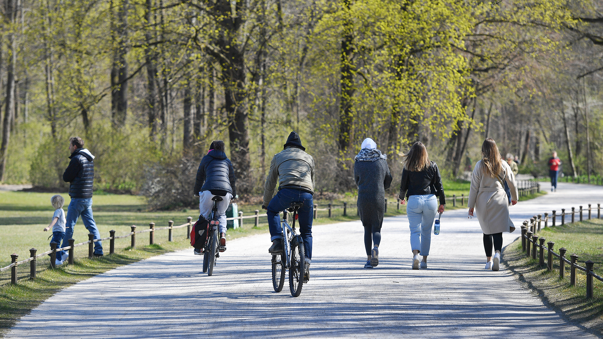 Spaziergänger und Fahrradfahrer im Englischen Garten in München | picture alliance / SvenSimon