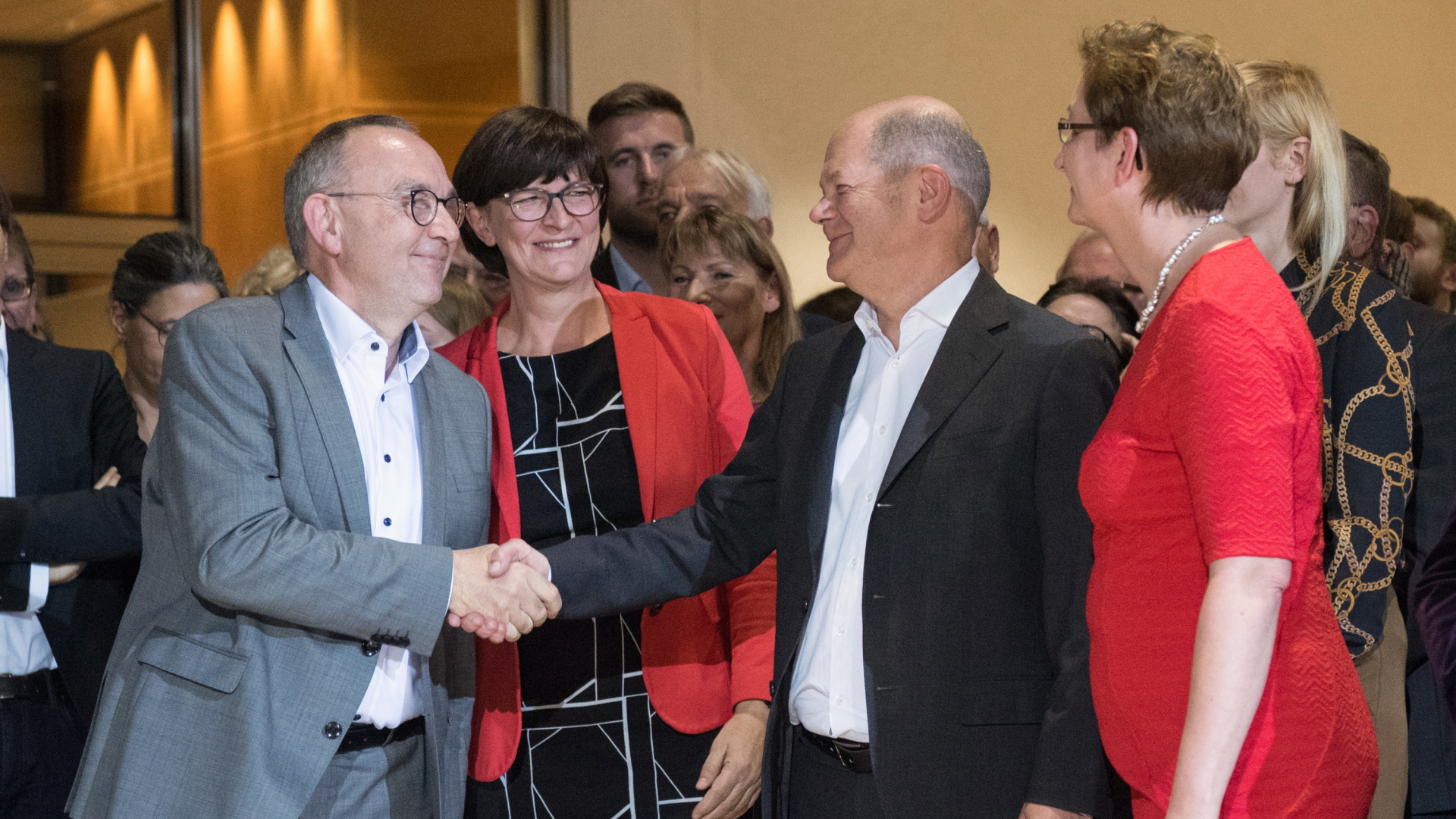  Die Kandidatenpaare Norbert Walter-Borjans (l) und Saskia Esken (2.v.l) sowie Olaf Scholz 2.v.r.) und Klara Geywitz (r) gratulieren einander zum Einzug in die Stichwahl. | dpa