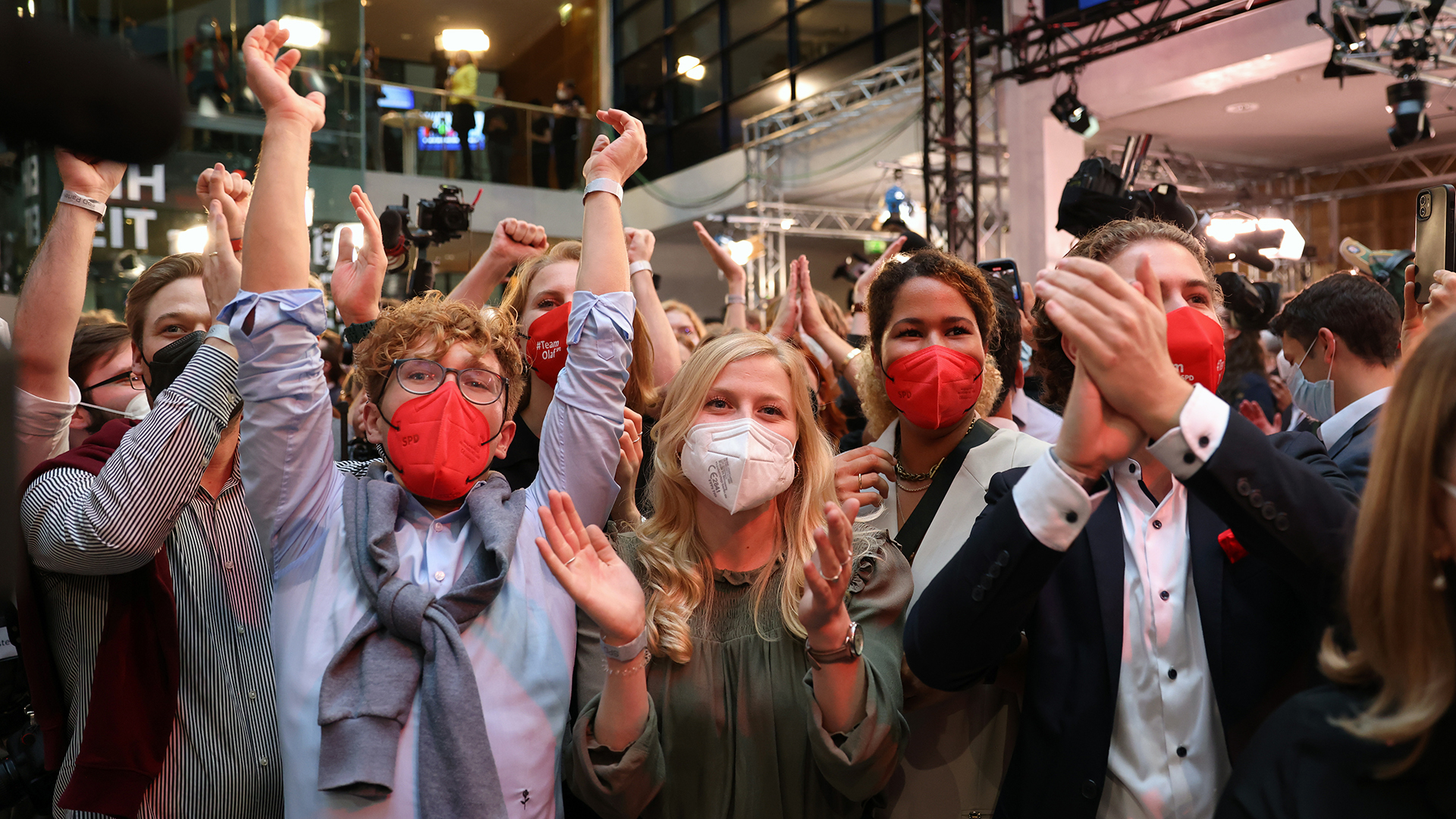 Mitglieder der deutschen Sozialdemokraten (SPD) reagieren auf die ersten Ergebnisse in der SPD-Zentrale während der Wahlveranstaltung der SPD in Berlin. | EPA