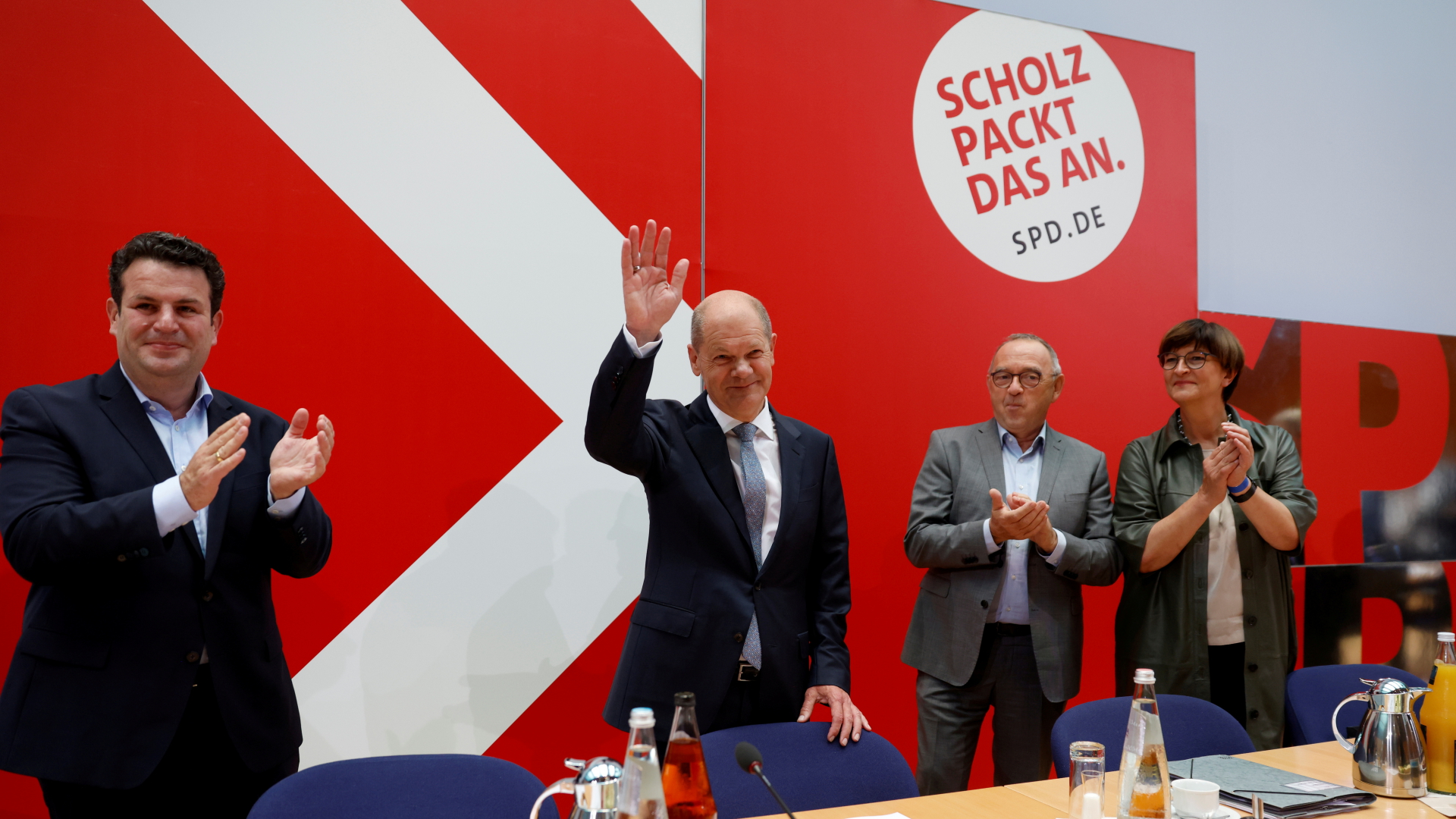 Arbeitsminister Hubertus Heil, SPD-Kanzlerkandidat Olaf Scholz, SPD-Vorsitzende Norbert Walter-Borjans und Saskia Esken. | REUTERS
