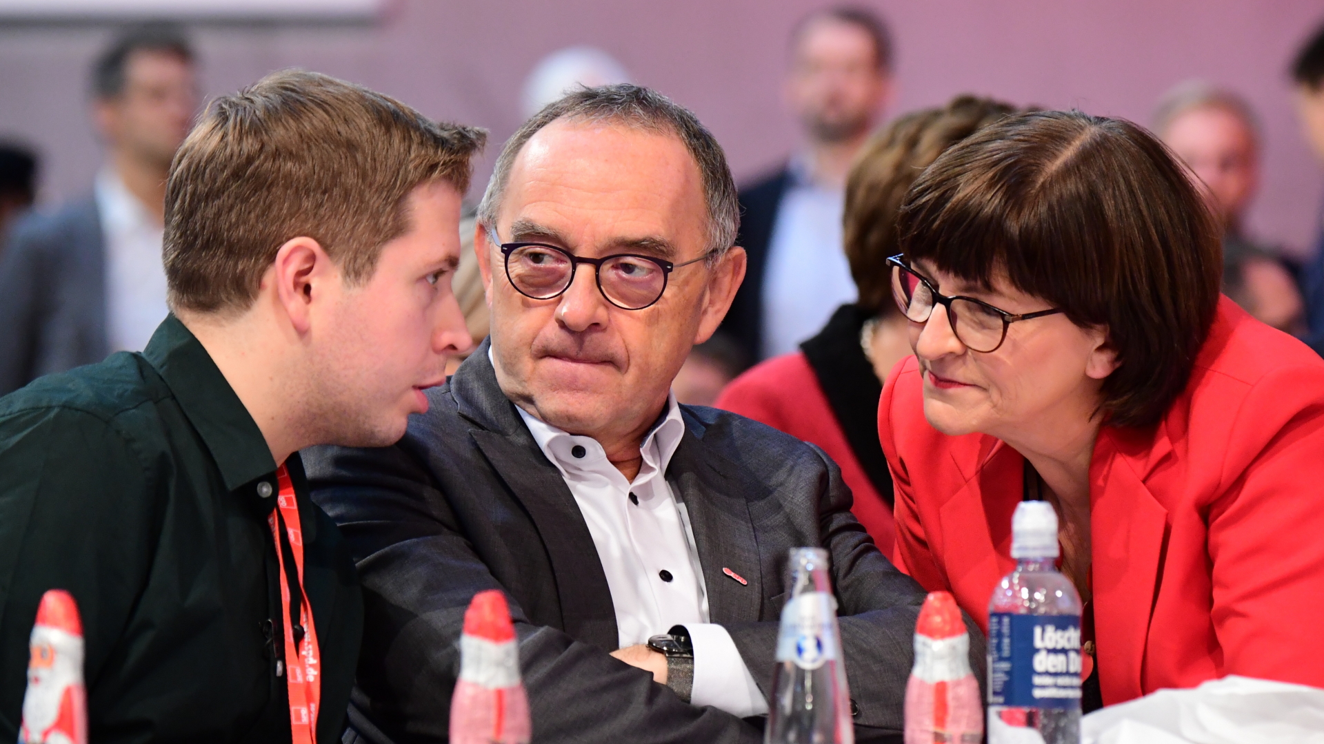 Kevin Kühnert (l), Bundesvorsitzender der Jusos, spricht mit Norbert Walter-Borjans und Saskia Esken, den beiden Bundesvorsitzenden der SPD (Archivfoto aus dem Dezember 2019). | CLEMENS BILAN/EPA-EFE/REX