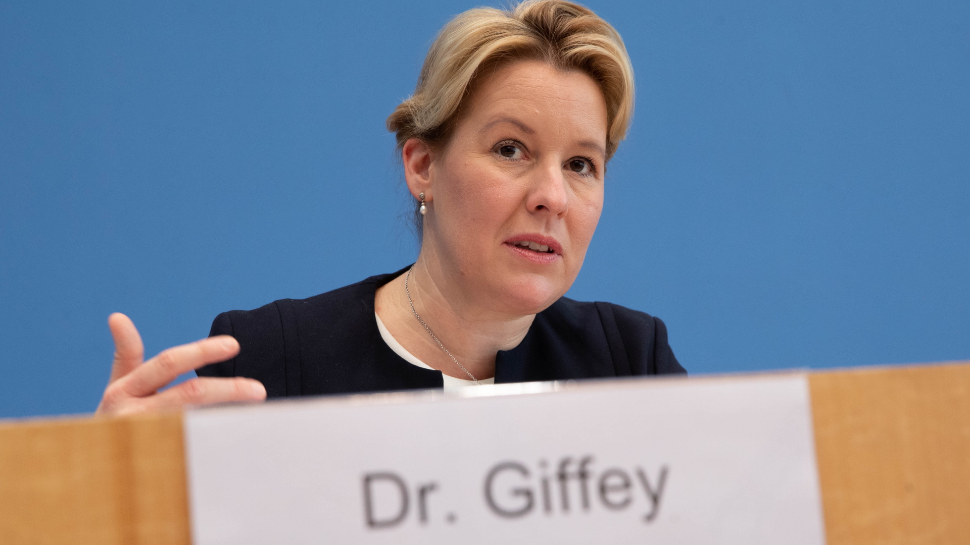 Bundesfamilienministerin Franziska Giffey äußert sich auf einer Pressekonferenz Mitte November 2020. | HAYOUNG JEON/POOL/EPA-EFE/Shutte