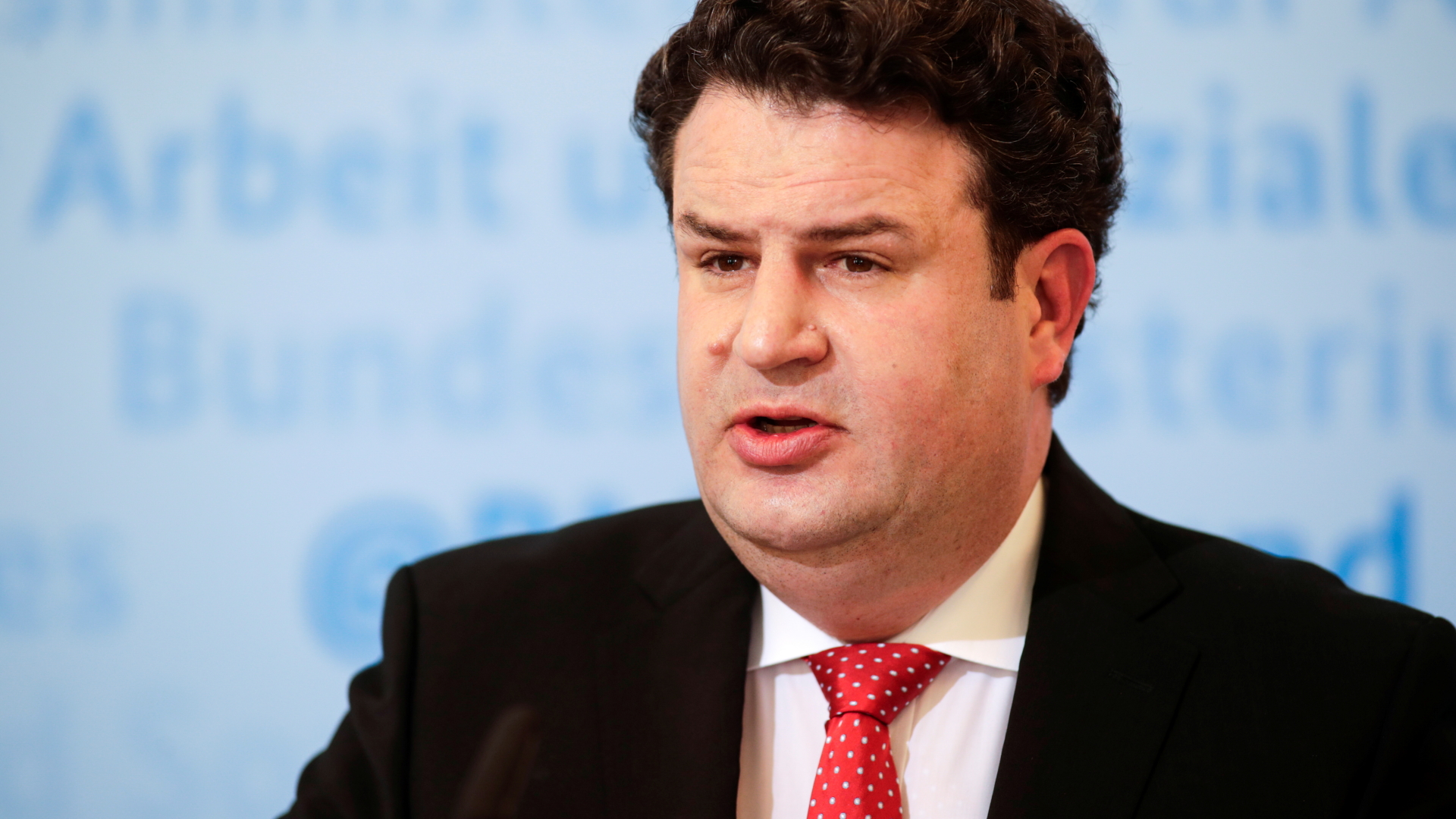 Bundesarbeitsminister Hubertus Heil äußert sich Ende März 2021 auf einer Pressekonferenz. | REUTERS