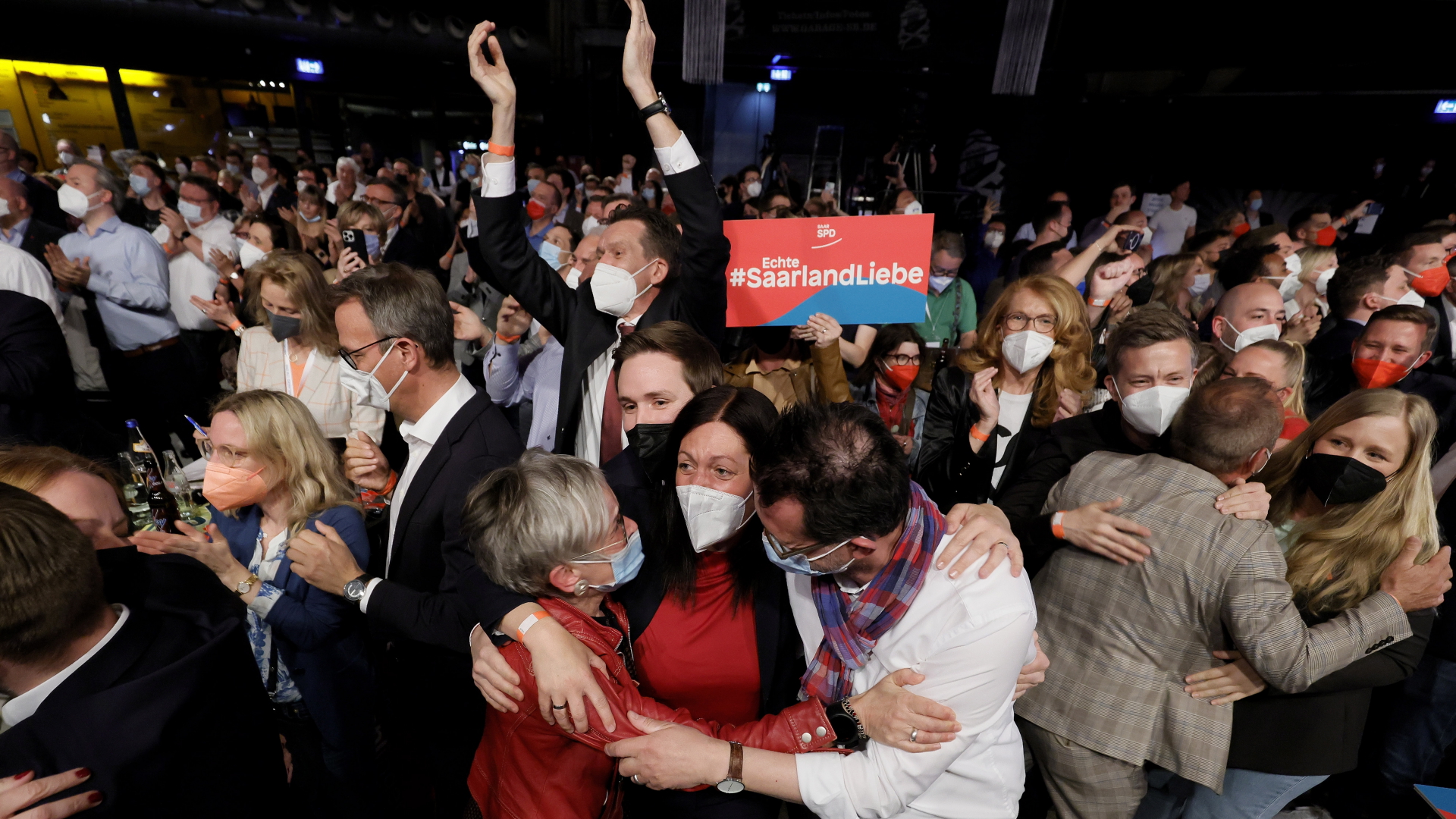 Jubel bei der SPD-Wahlparty in Saarbrücken nach Bekanntgabe des Ergebnisses. | EPA