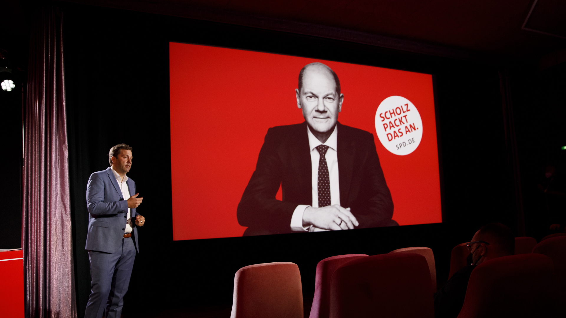 Der SPD Generalsekretär Lars Klingbeil stellt in einem Kinosaal in Berlin die Kampagne der SPD für die Bundestagswahl vor. | EPA