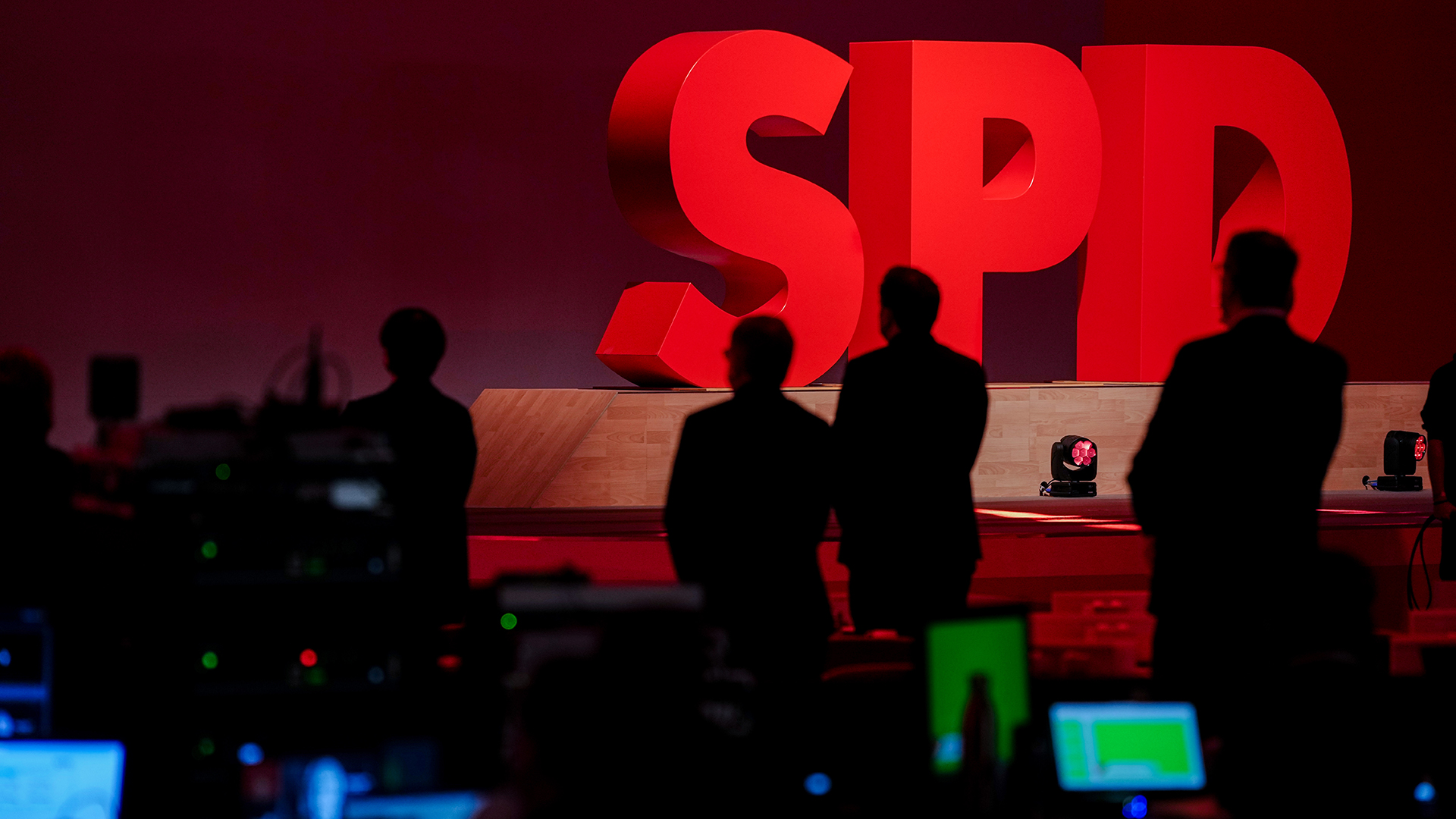 Das Logo der SPD leuchtet beim SPD-Bundesparteitag | dpa