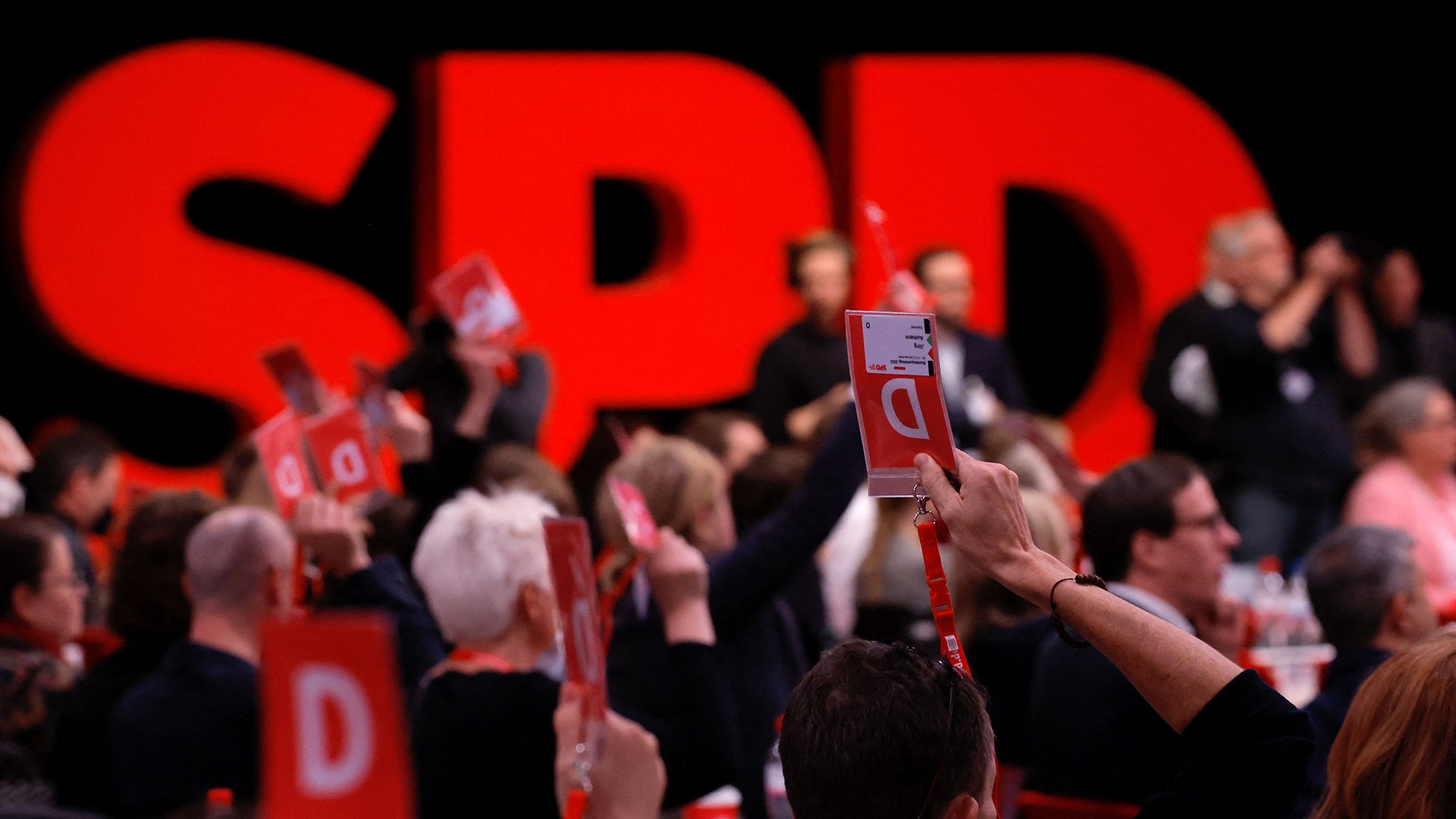 Parteimitglieder stimmen bei der Wahl des Parteivorstandes während des Parteitages der SPD in Berlin ab.