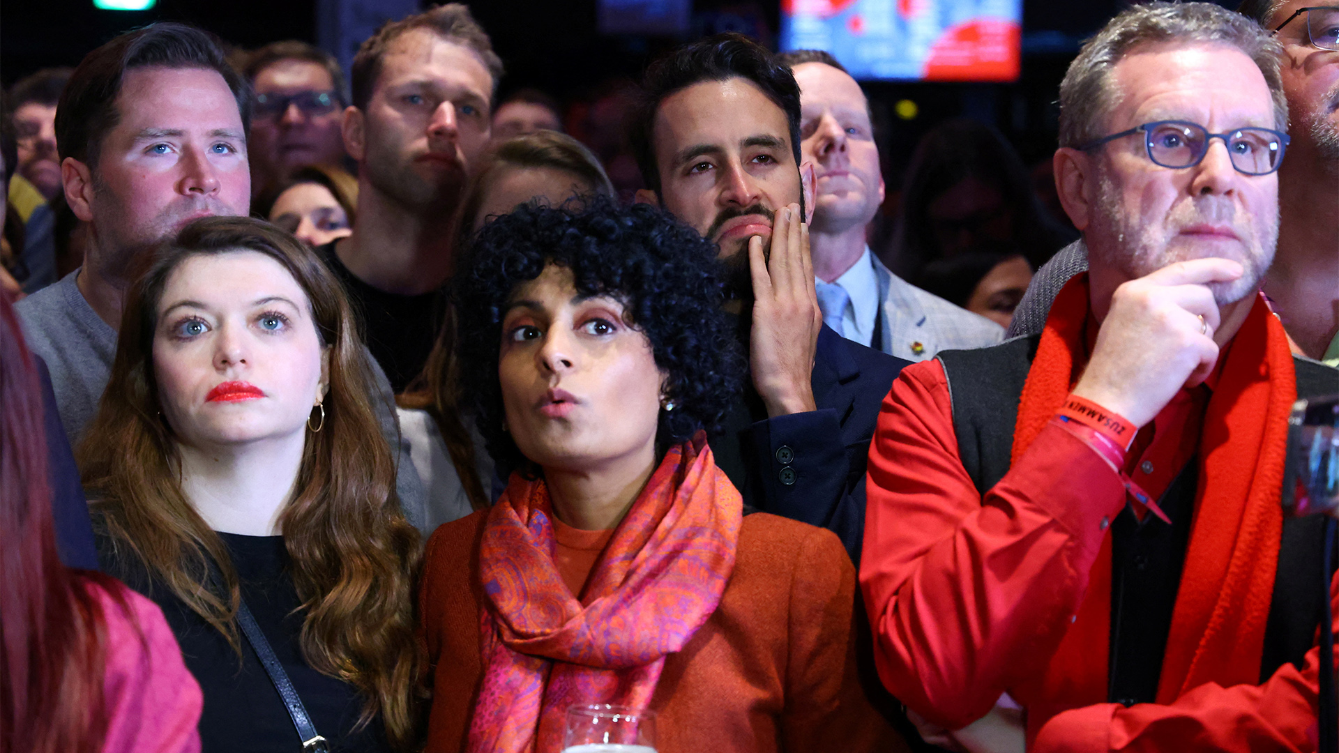Menschen bei der SPD Wahlparty reagieren auf die ersten Wahl-Hochrechnungsergebnisse. | REUTERS