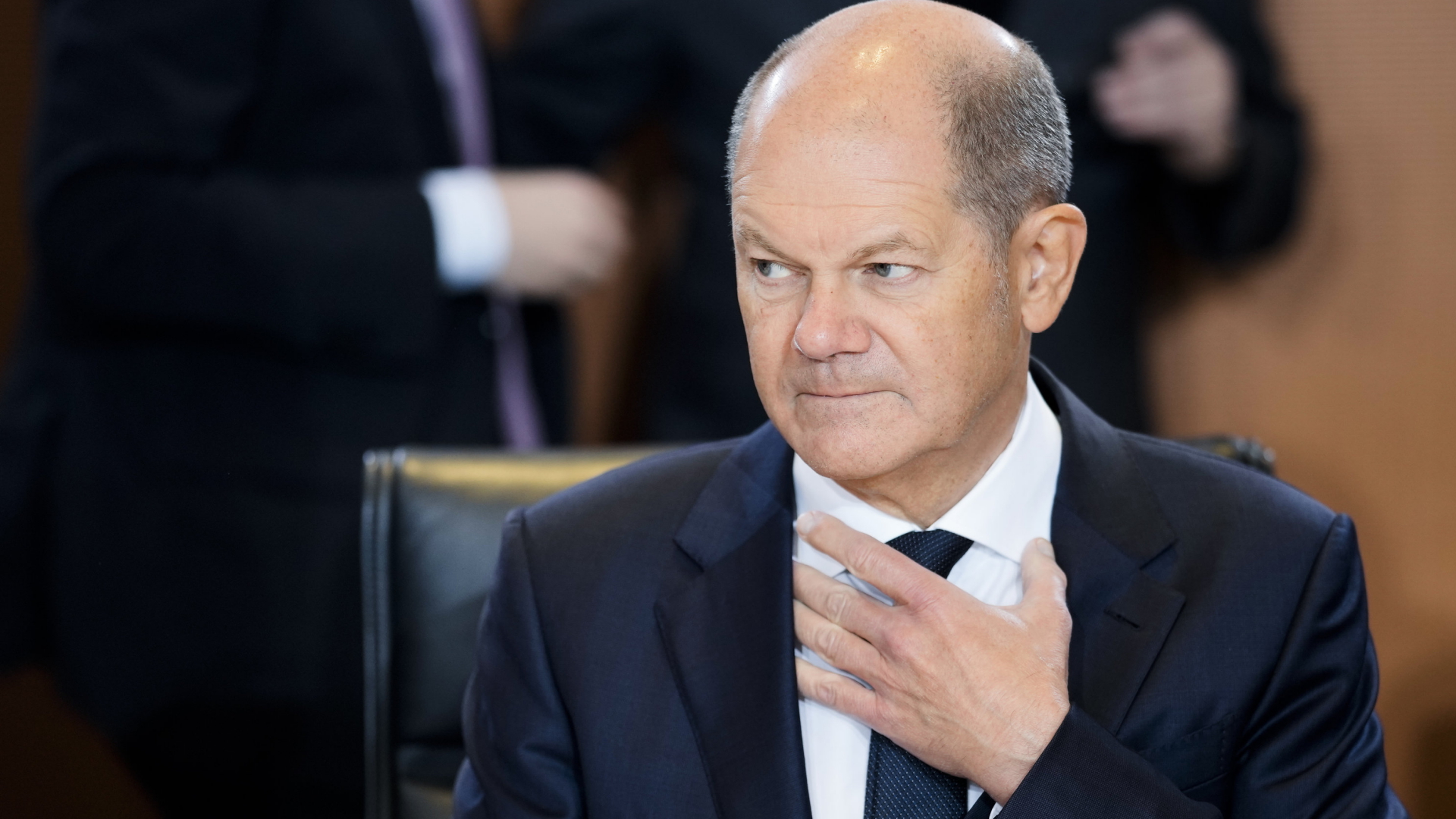 Bundeskanzler Olaf Scholz richtet sich bei einer Kabinettssitzung im Januar 2023 die Krawatte. | AP