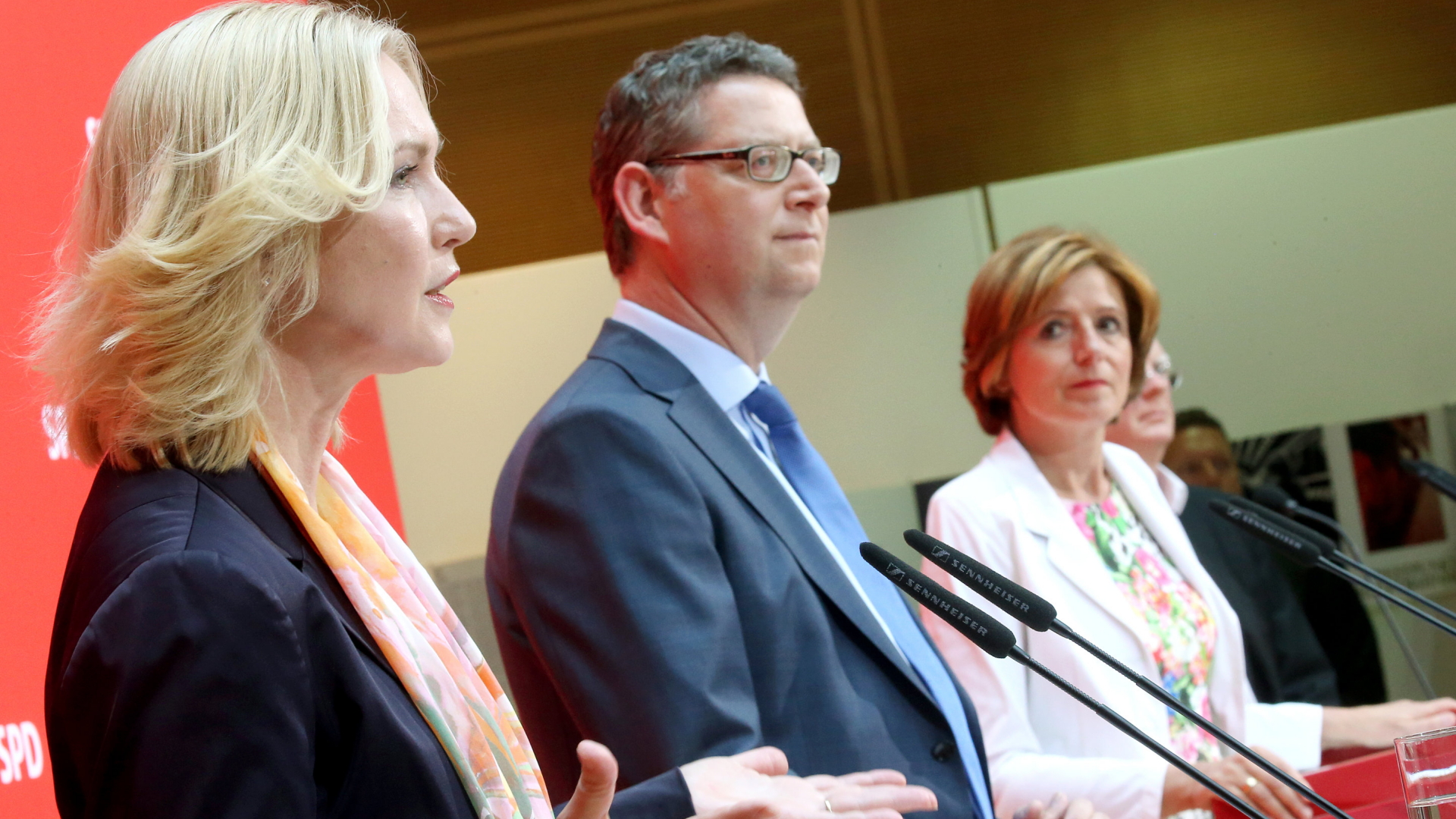 Die kommissarischen Parteivorsitzenden der SPD, Manuela Schwesig (l-r), Thorsten Schäfer-Gümbel und Malu Dreyer. | dpa
