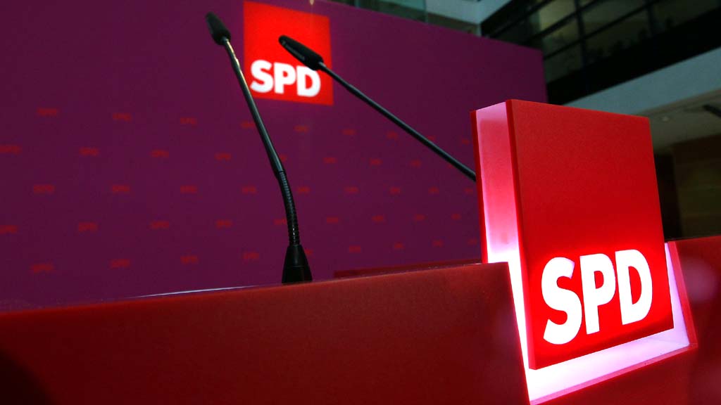 SPD-Logo vor einem Rednerpult  | dpa