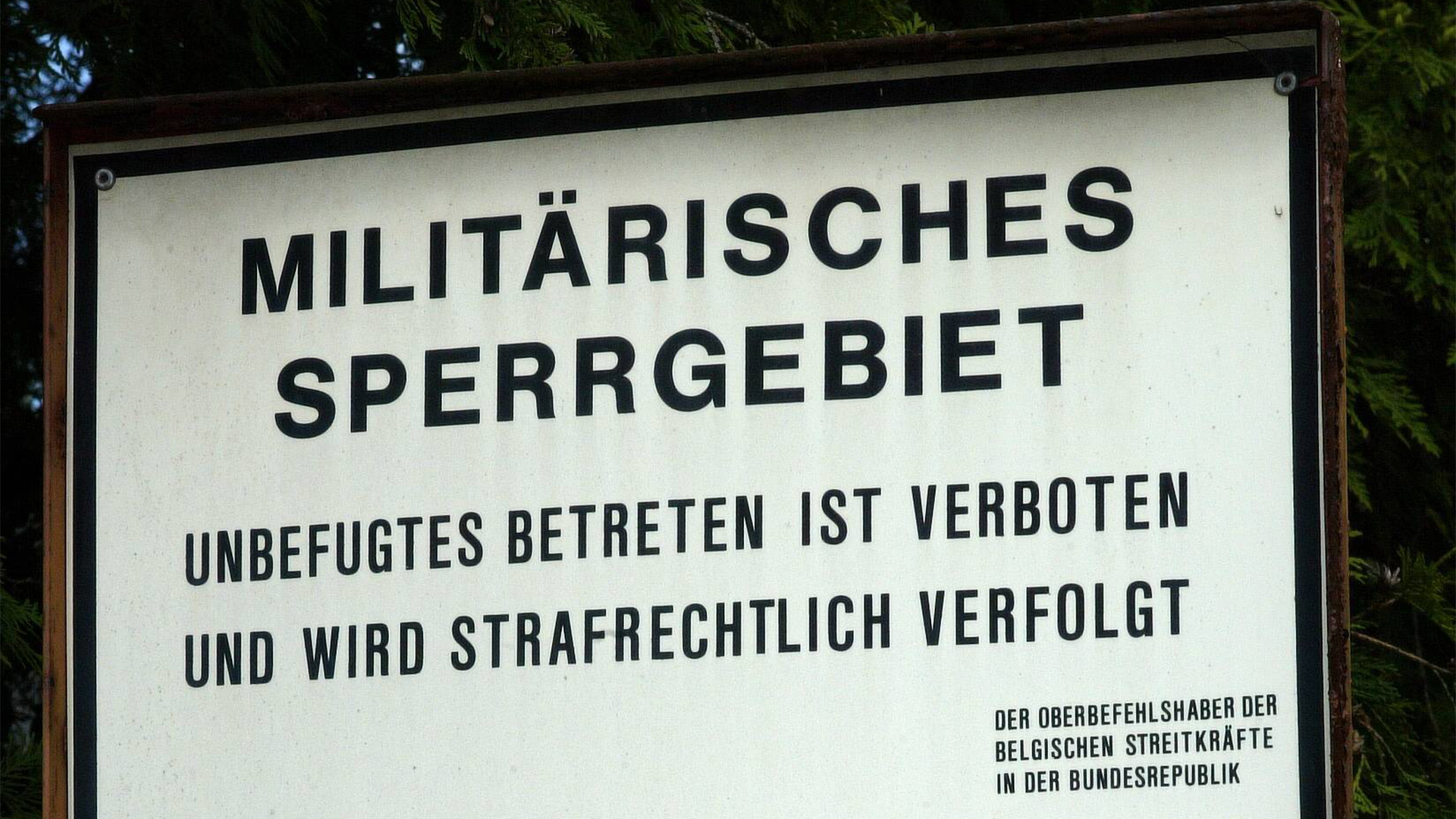 Warnschild für ein militärisches Sperrgebiet in Bergisch Gladbach | Wiederholungshonorar