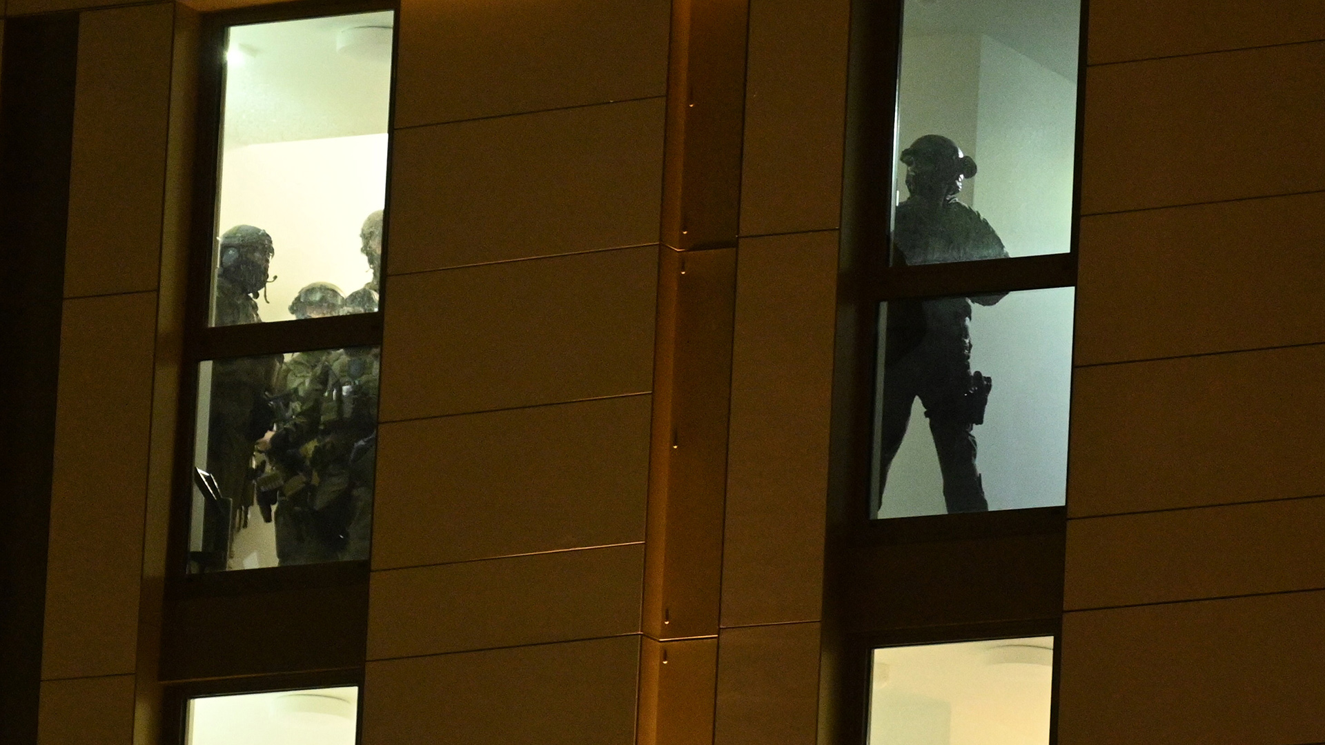 Spezialkräfte der Polizei sind in einem Hotel in Düsseldorf im Einsatz. | null