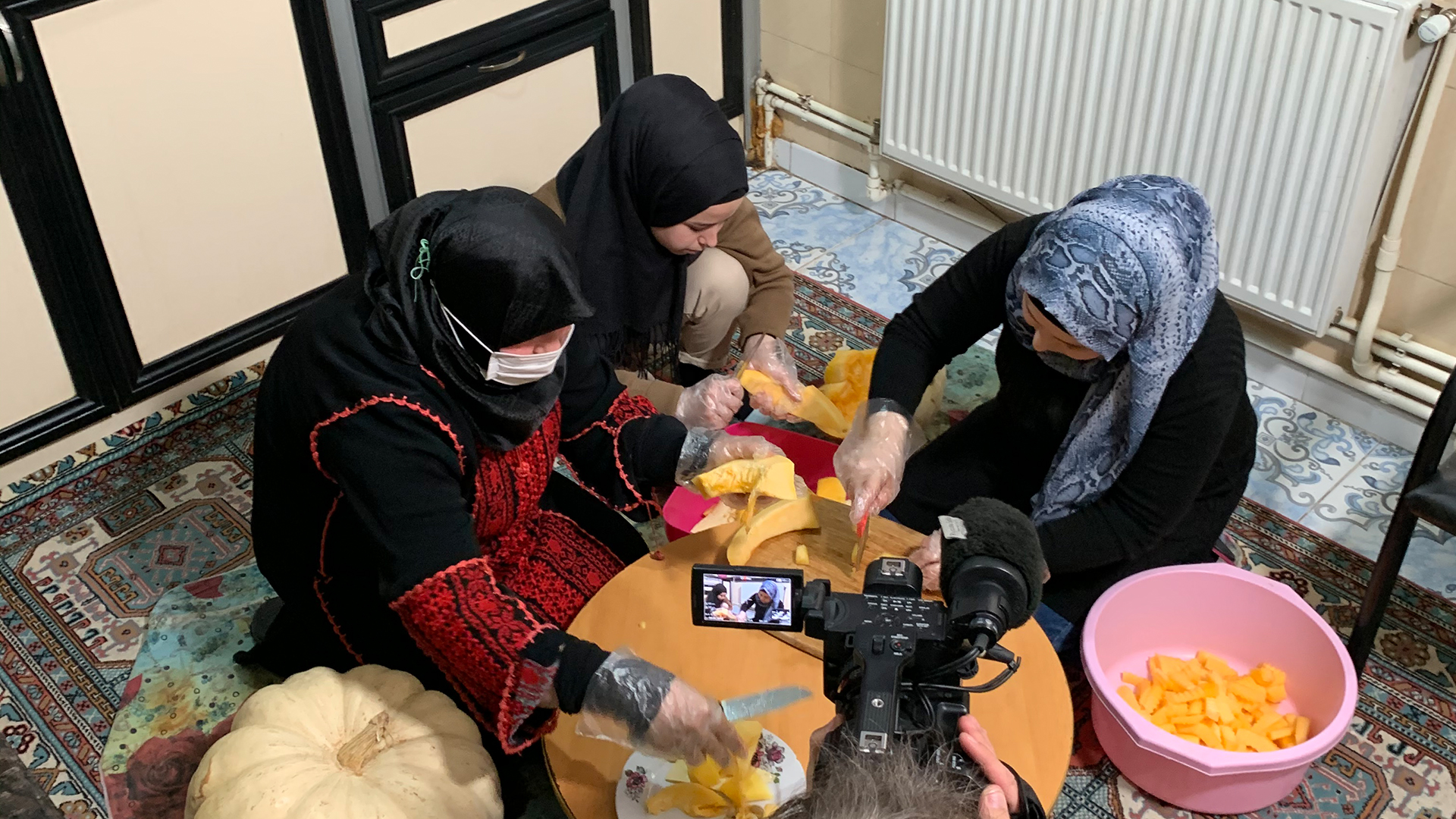 Frau Fatma El Musta Ayse und zwei Töchter bei Produktion von syrischen Spezialitäten | Bernhard Niebrügge