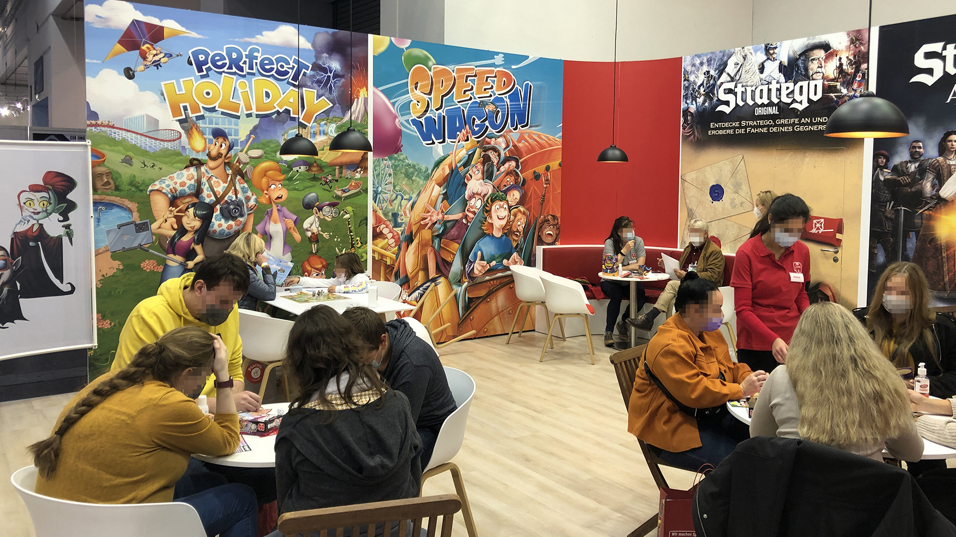 Junge Menschen sitzen auf der Spielemesse in Essen an Tischen. | Jonas Lugibihl/WDR
