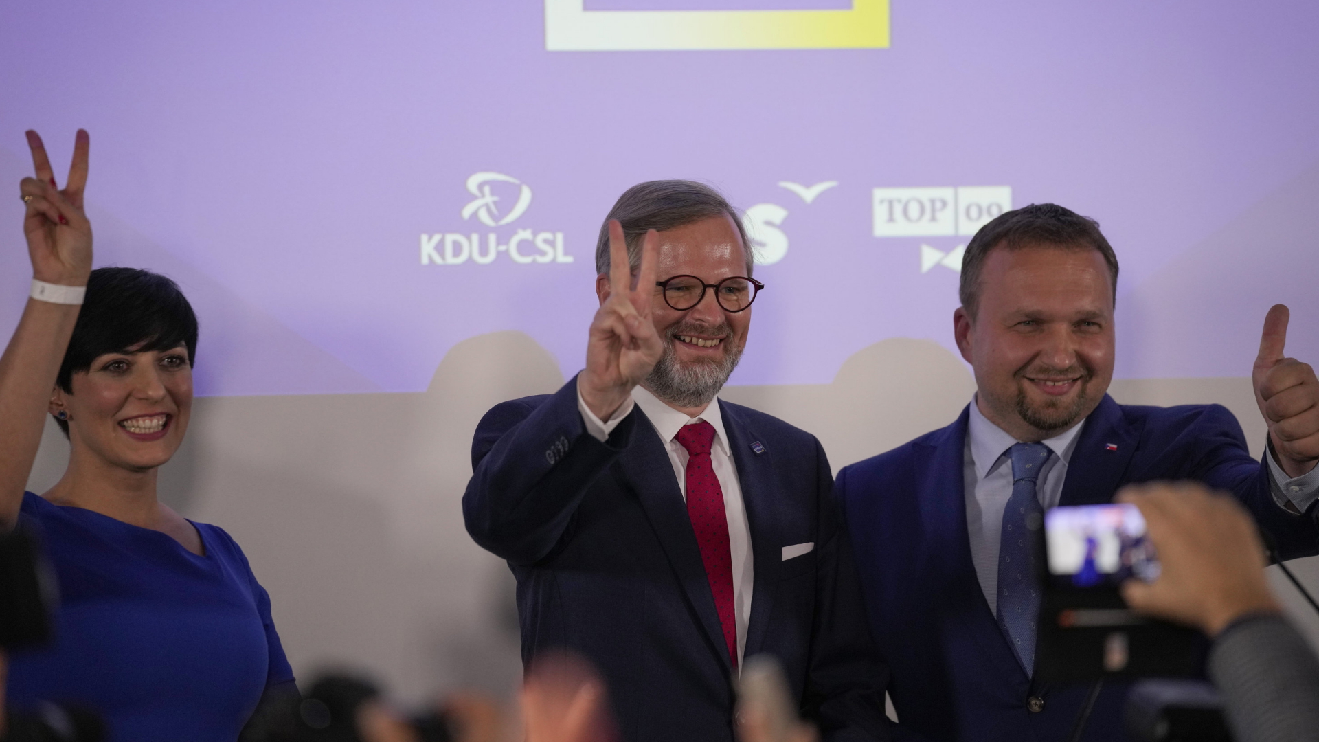 Oppositionspolitiker in Tschechien, darunter Spolu-Spitzenkandidat Petr Fiala (Mitte). | AP
