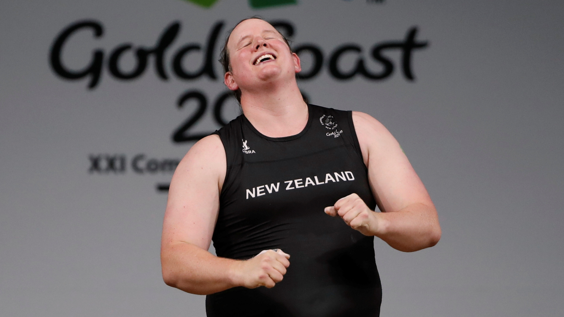Die Transgender-Sportlerin Laurel Hubbard atmet bei einem Wettkampf 2018 mit geschlossenen Augen und einem Lächeln erleichtert durch. | REUTERS