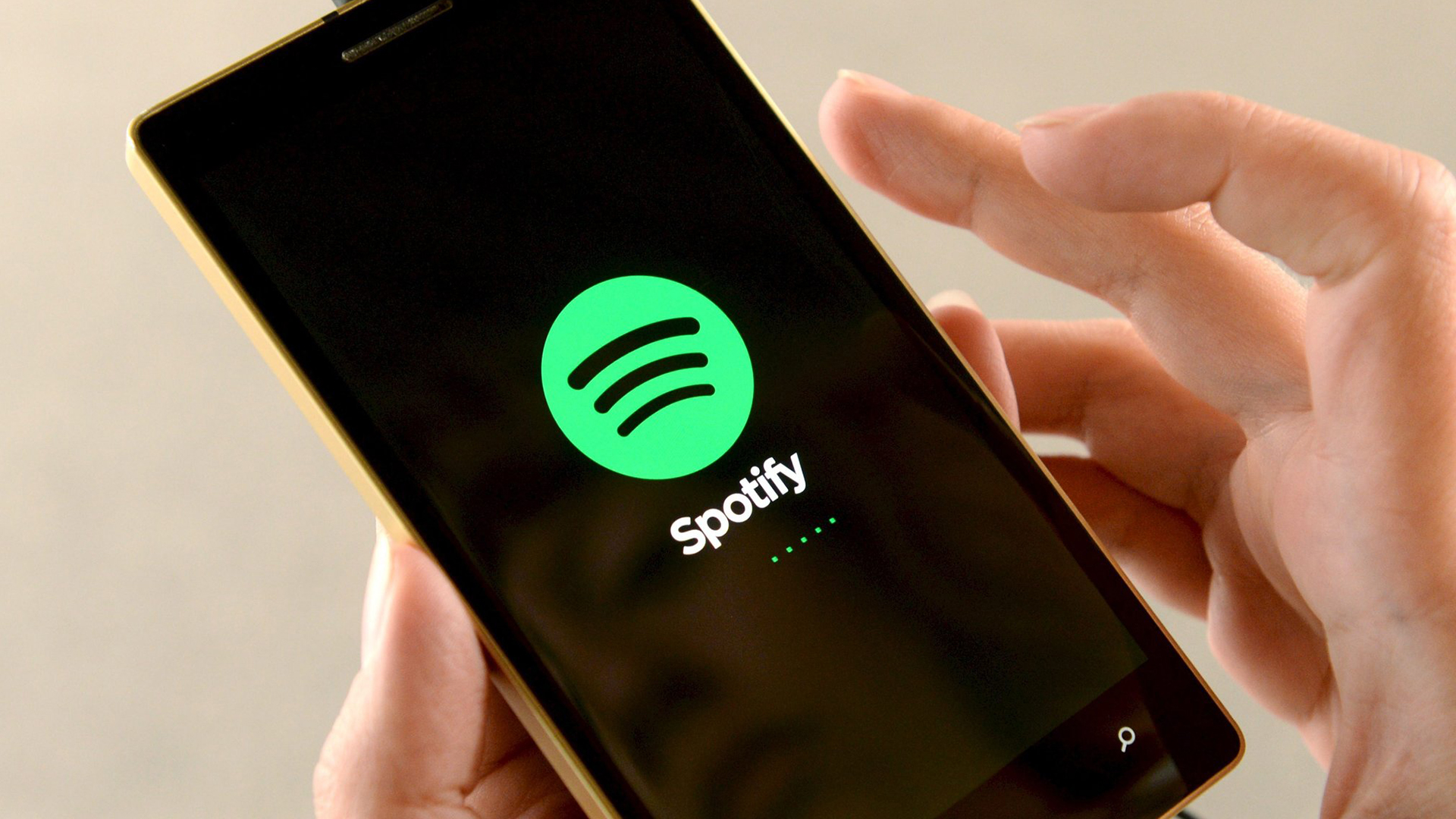 Das Logo von Spotify ist auf einem Display eines Smartphones zu sehen. | dpa