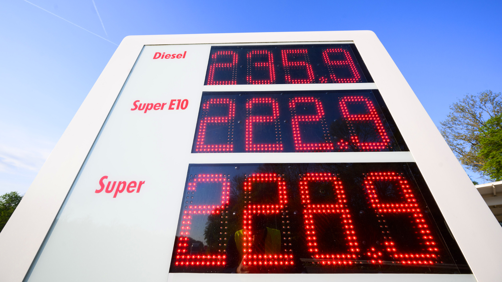Eine Anzeigetafel an einer Autobahn-Tankstelle zeigt hohe Preise für Diesel, Super E10 und Super Benzin an | dpa