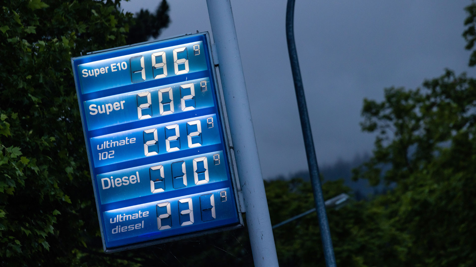 Eine Anzeigetafel an einer Tankstelle zeigt die aktuellen Preise für Kraftstoffe an. | dpa