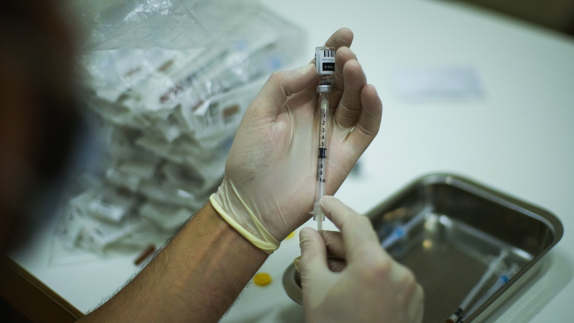 Eine Impfspritze wird vorbereitet. | AP
