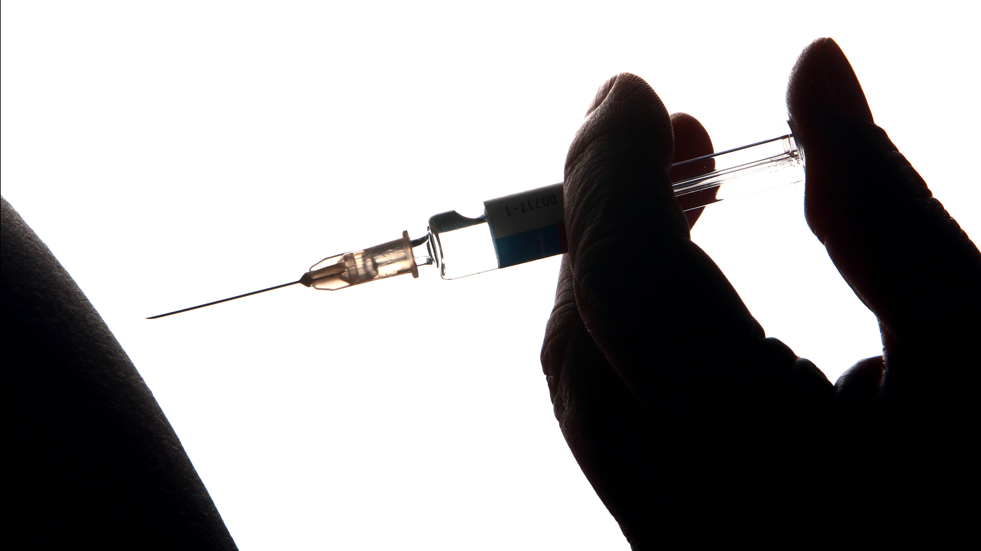 Eine Impfung wird in einer Arztpraxis vorbereitet | Bildquelle: dpa