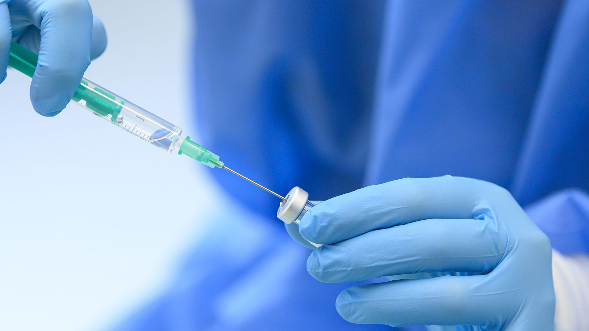 Eine medizinische Mitarbeiterin bereitet den Wirkstoff Comirnaty von Biontech/Pfizer für Impfungen gegen das Coronavirus vor. | dpa