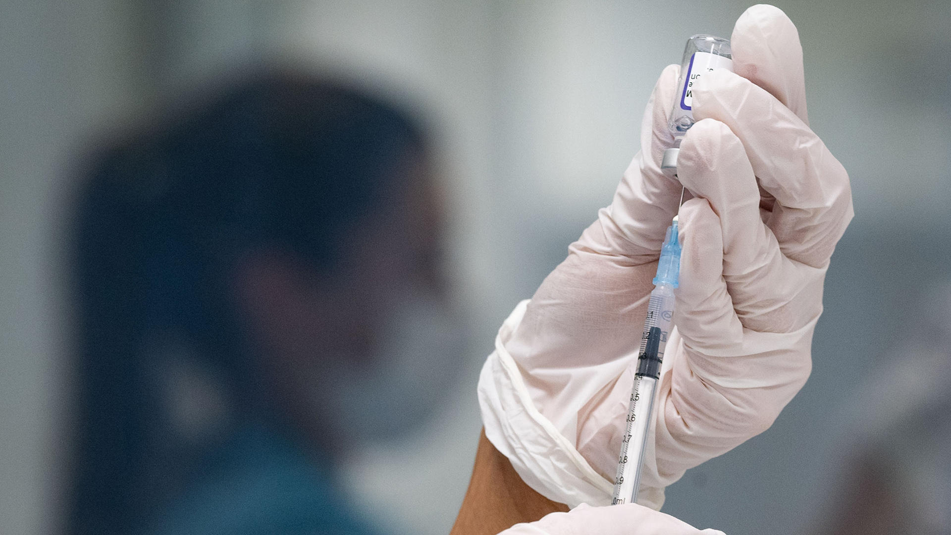 Eine Werksärztliche Assistentin zieht in einem betrieblichen Impfzentrum eine Dosis des Impfstoffes von Biontech/Pfizer auf.  | dpa