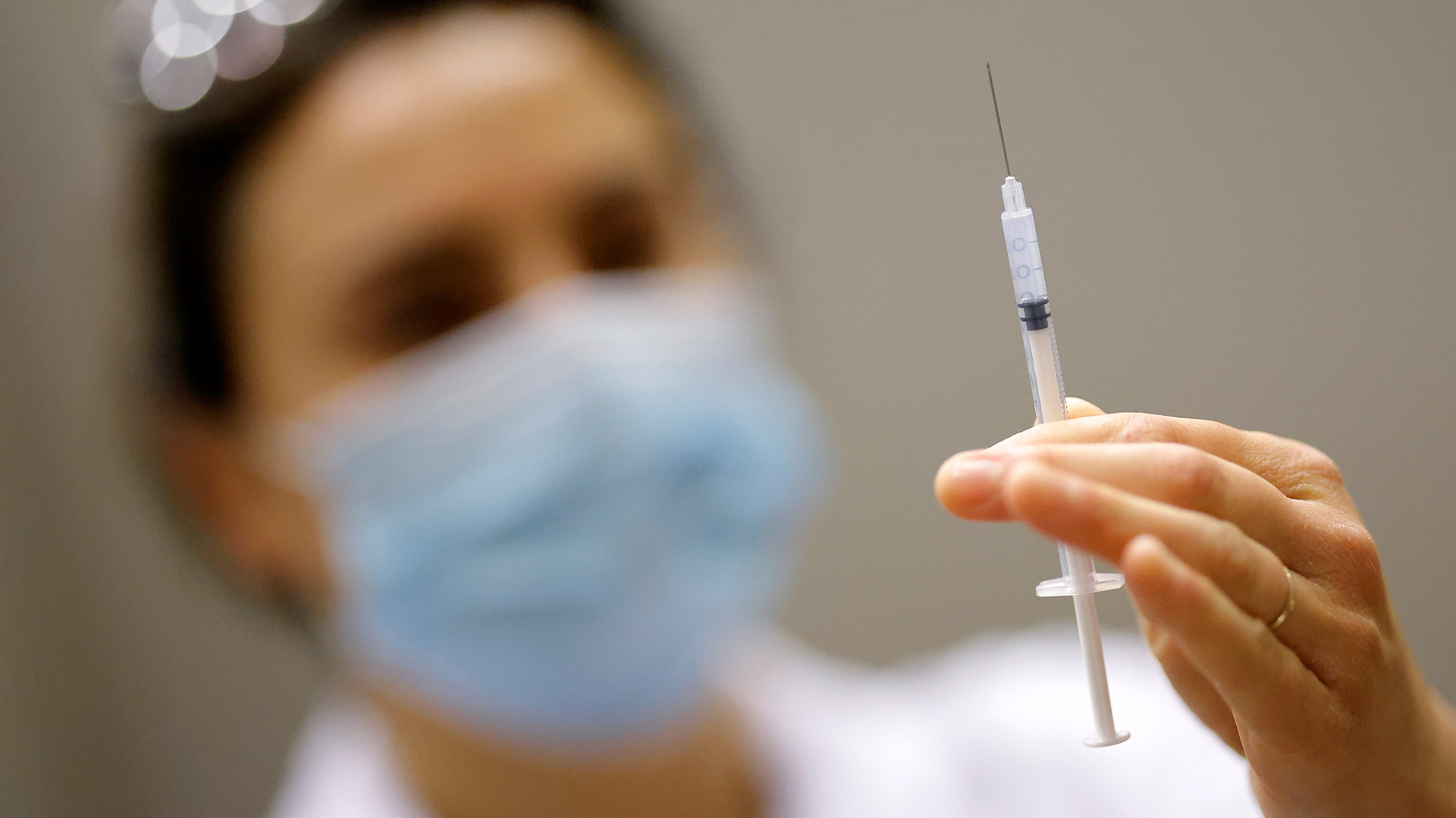 Ein Mitarbeiterin des Gesundheitswesens bereitet in Angers (Frankreich) eine Impfdosis vor.