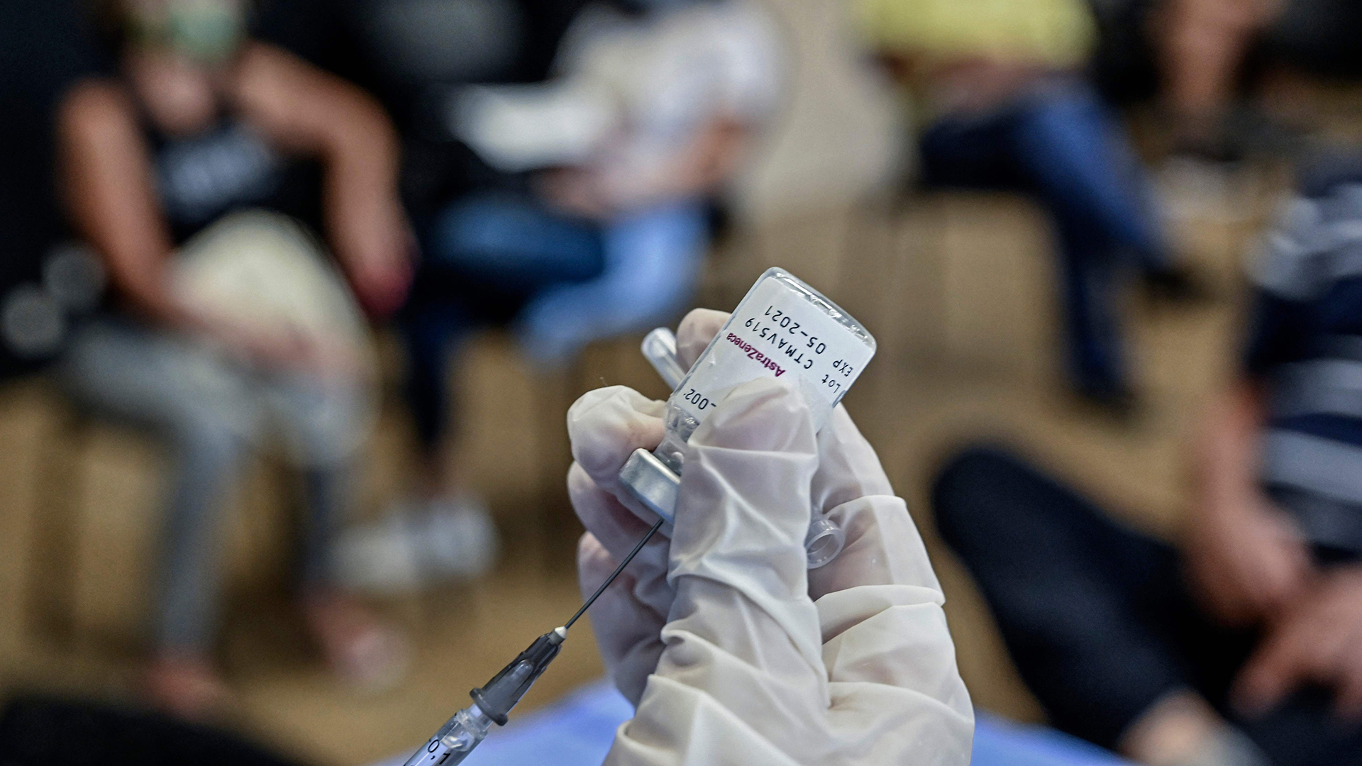 Eine Krankenschwester bereitet eine Dosis des AstraZeneca-Impfstoffs gegen COVID-19 in einem Impfzentrum vor. | AFP