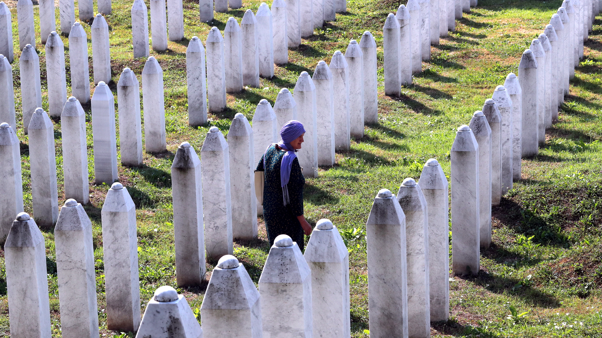 Eine Frau in der Gedenkstätte Potocari in der Nähe von Srebrenica. | EPA