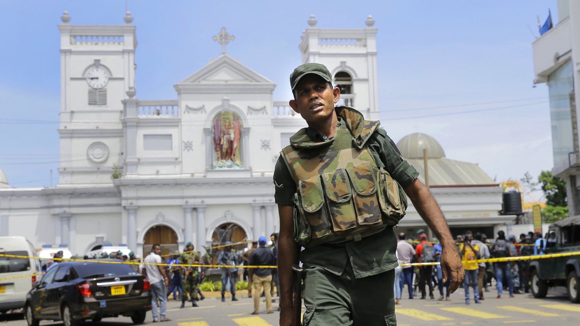 Ein Armeesoldat vor der St. Antonius-Kirche in Colombo, der Hauptstadt Sri Lankas.