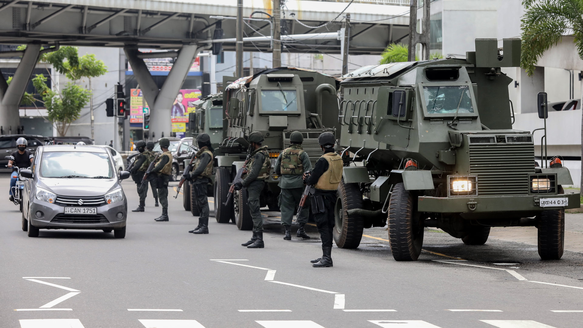 Einsatzkräfte des Militärs mit gepanzerten Fahrzeugen in Colombo (12.05.2022). | EPA