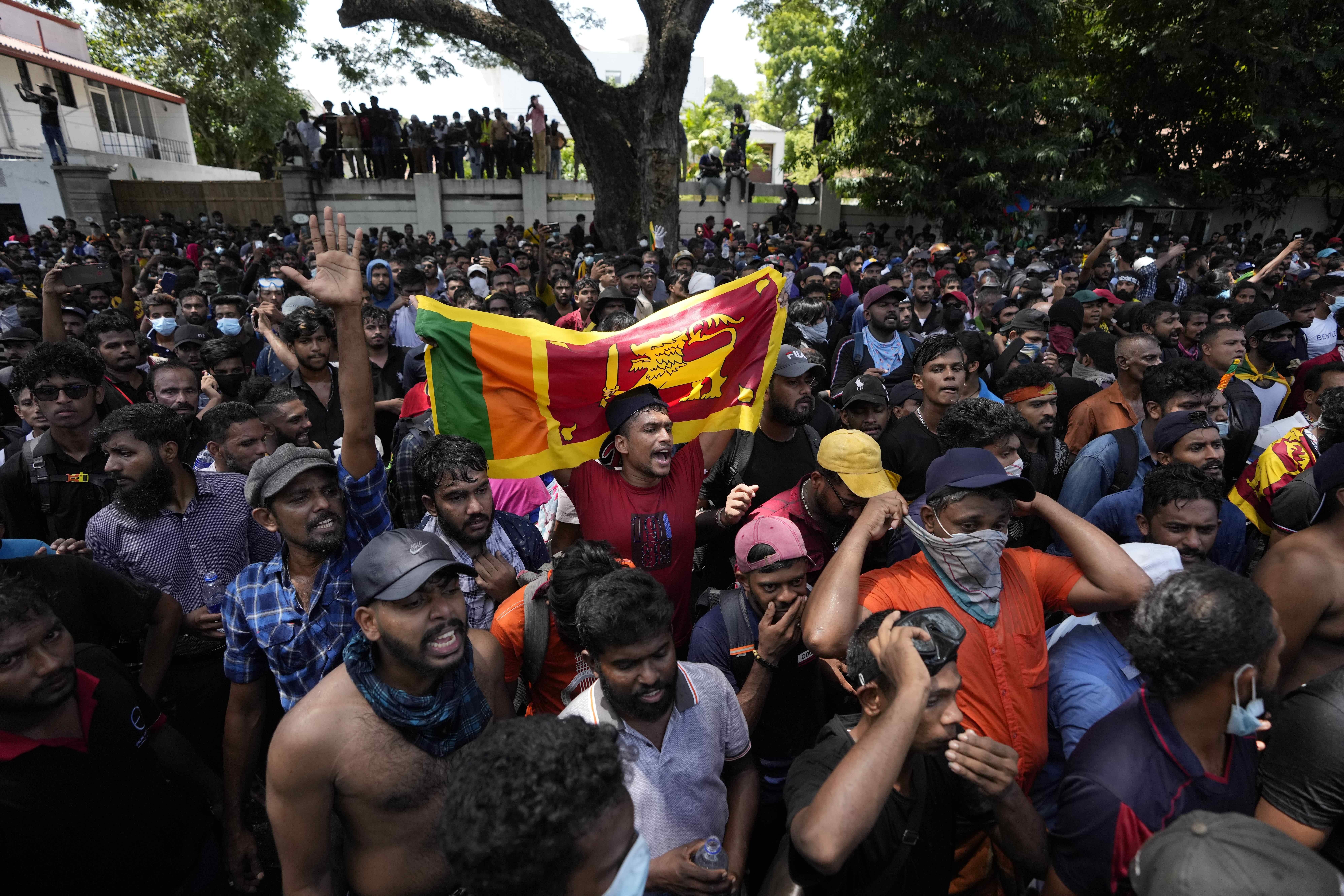 Demonstrierende stürmen das Gelände des Premierminister von Sri Lanka in der Hauptstadt Colombo. | dpa