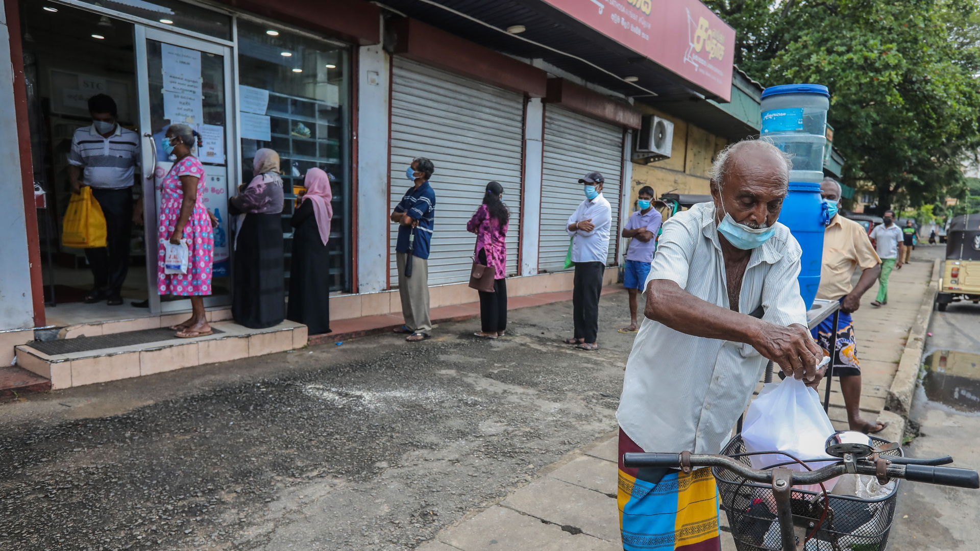 Warteschlange vor einem staatlichen Laden für den Grundbedarf in Colombo (Bild vom 15.09.2021). | EPA