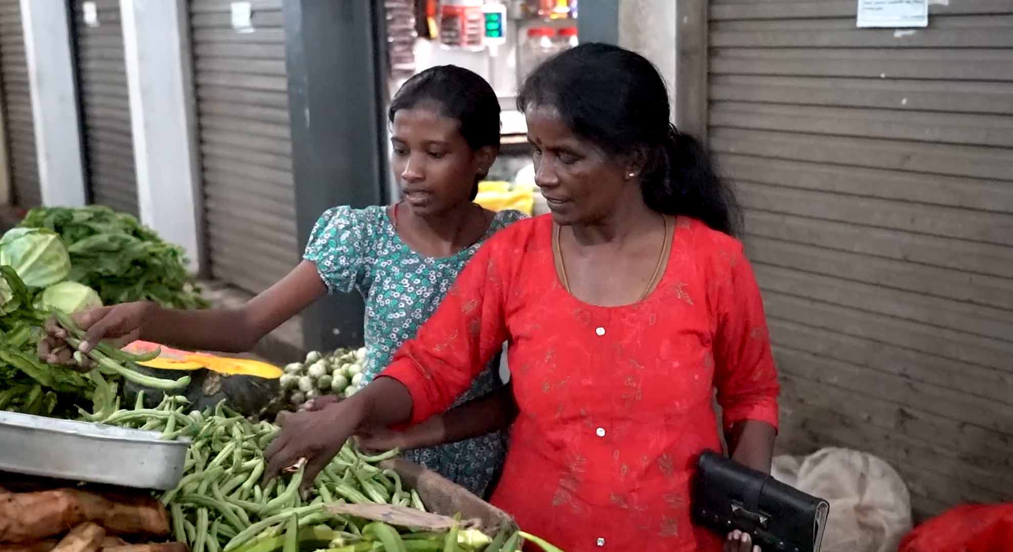 Jeyakannika Subramaniam mit ihrer Tochter auf dem Markt in Sri Lanka | ARD Neu-Delhi