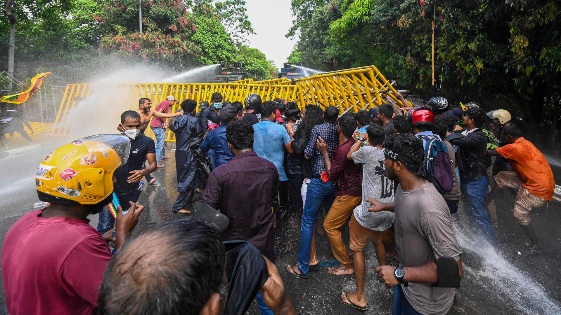 Demonstranten in Sri Lanka werden von Wasserwerfern zurückgedrängt. | AFP