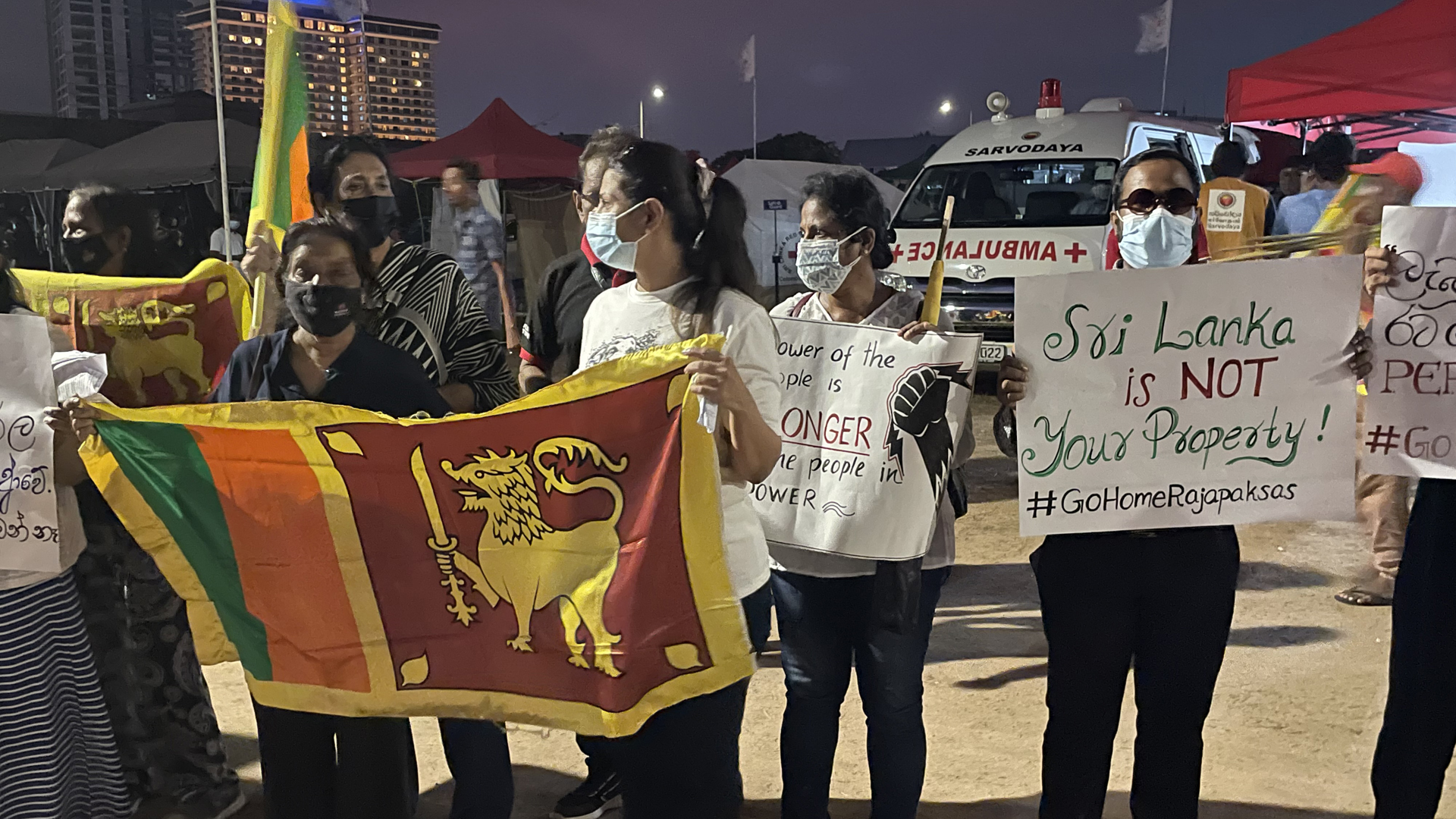 Demonstrierende mit Plakaten und Flaggen in Sri Lankas Hauptstadt Colombo | ARD Neu-Delhi