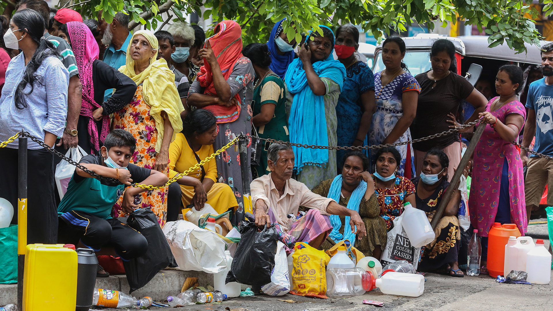 Menschen warten an einer Tankstelle in Colombo (Sri Lanka), um Kraftstoff zu kaufen.  | EPA