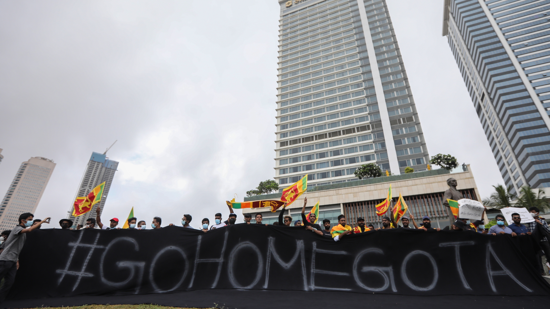Menschen in Colombo protestieren und fordern den Rücktritt des Präsidenten | EPA