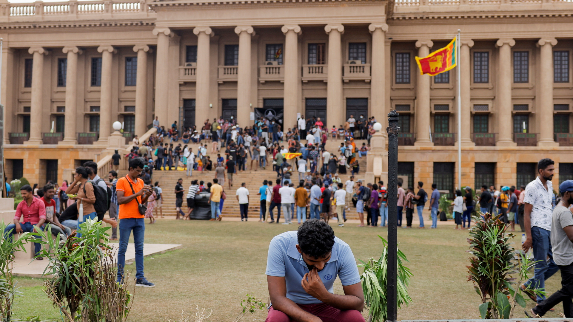 Menschen in Sri Lanka sitzen auf den Stufen des Präsidentenpalasts | REUTERS