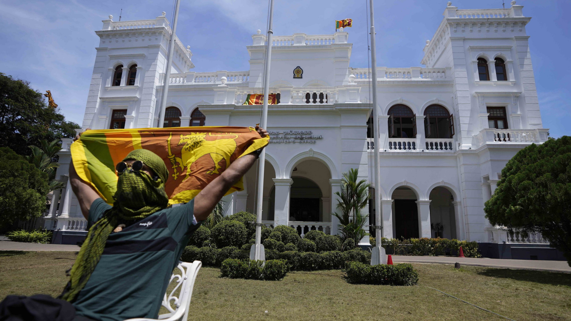 Ein Demonstrant mit Flagge vor dem Amtssitz des Regierungschefs in Sri Lankas Hauptstadt Colombo | AP