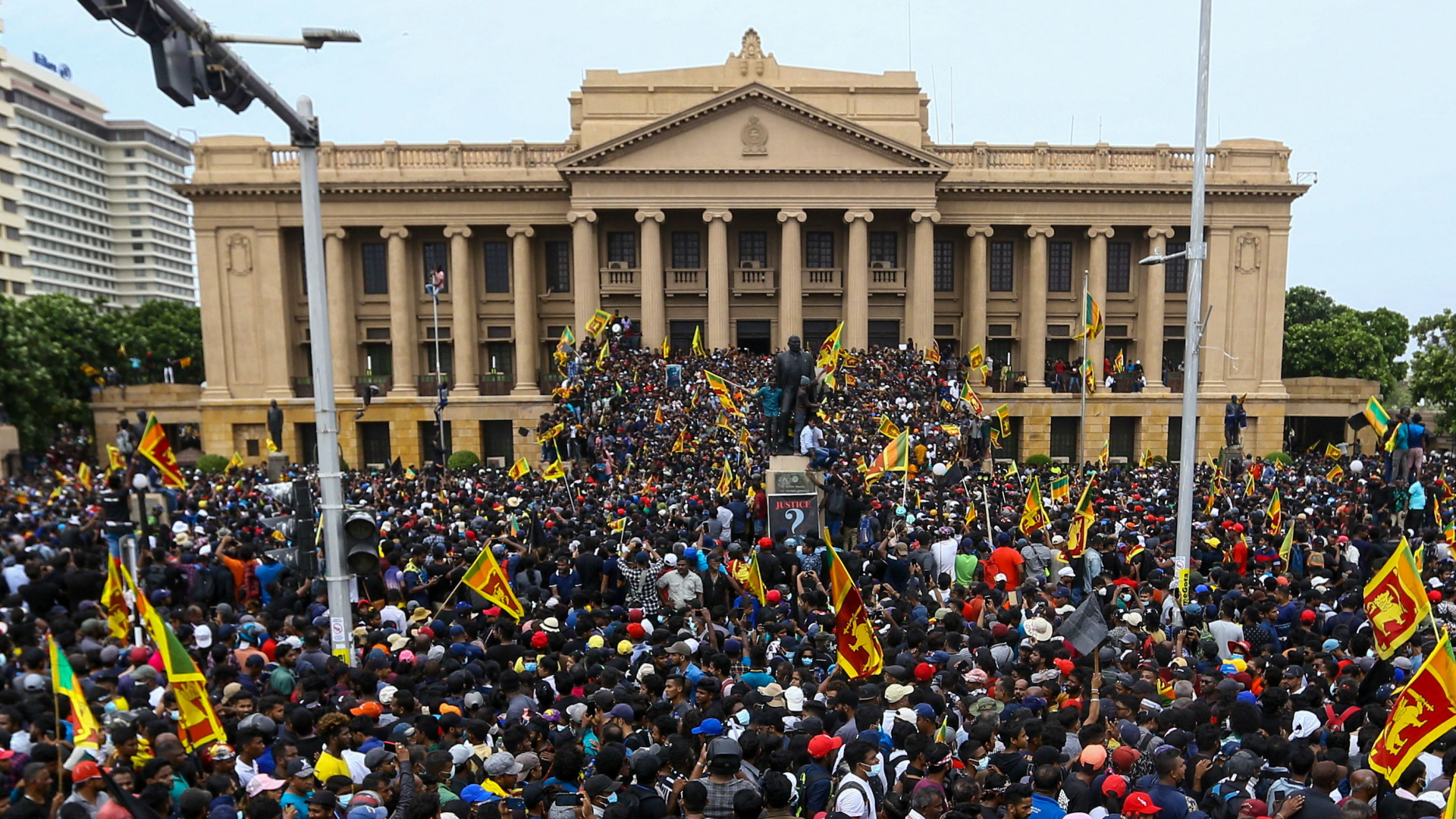 Hunderte Demonstranten stürmen den Präsidentenpalast in Colomco (Sri Lanka). | AFP