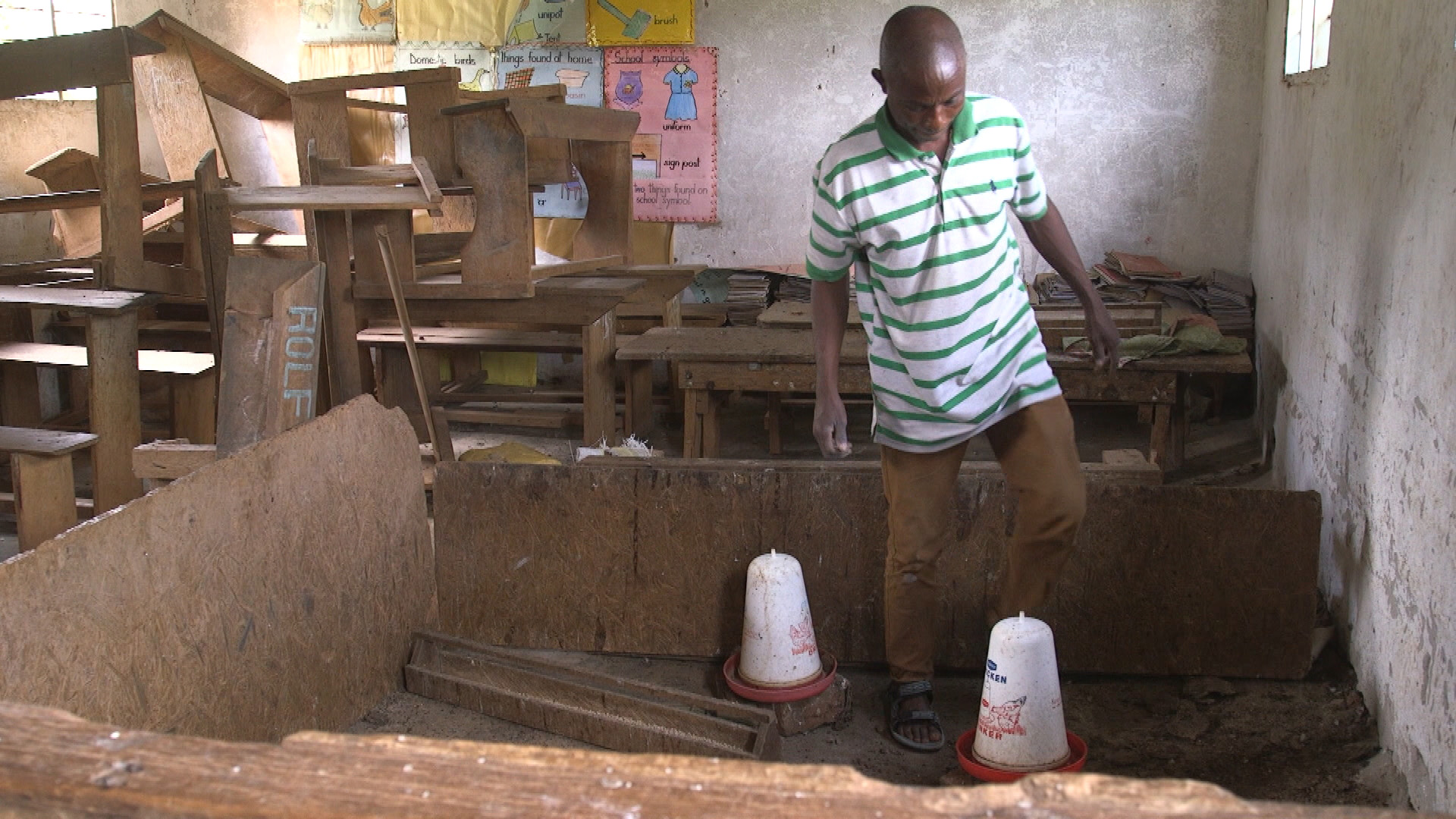Thomas Ssebiranda im Schulgebäude der "Bright Future Primary School" | ARD-Studio Nairobi
